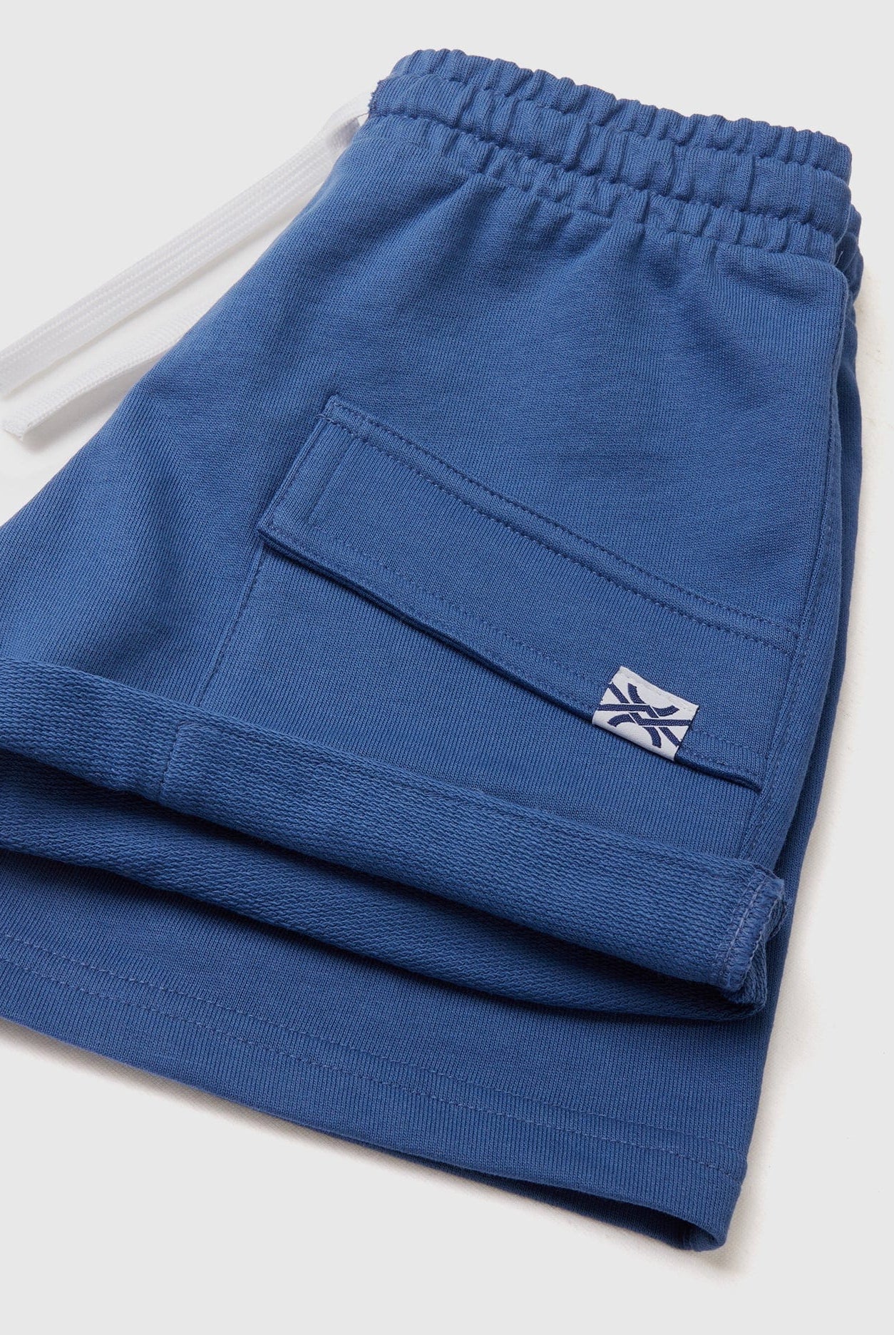 يونايتد كولورز اوف بينيتون بنطال برمودا بجيوب وبقصة واسعة برباط أطفالي