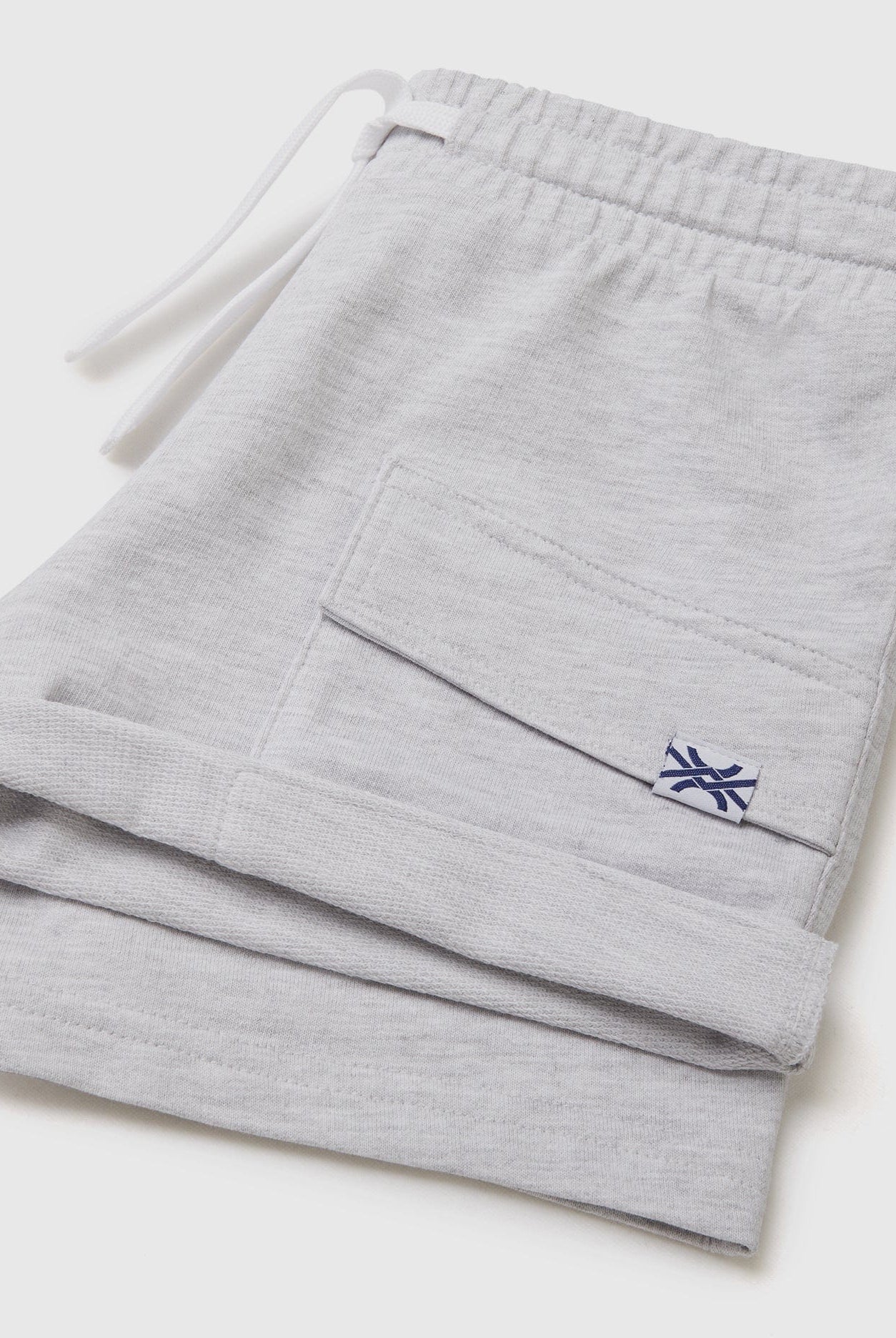 يونايتد كولورز اوف بينيتون بنطال برمودا بجيوب وبقصة واسعة برباط أطفالي