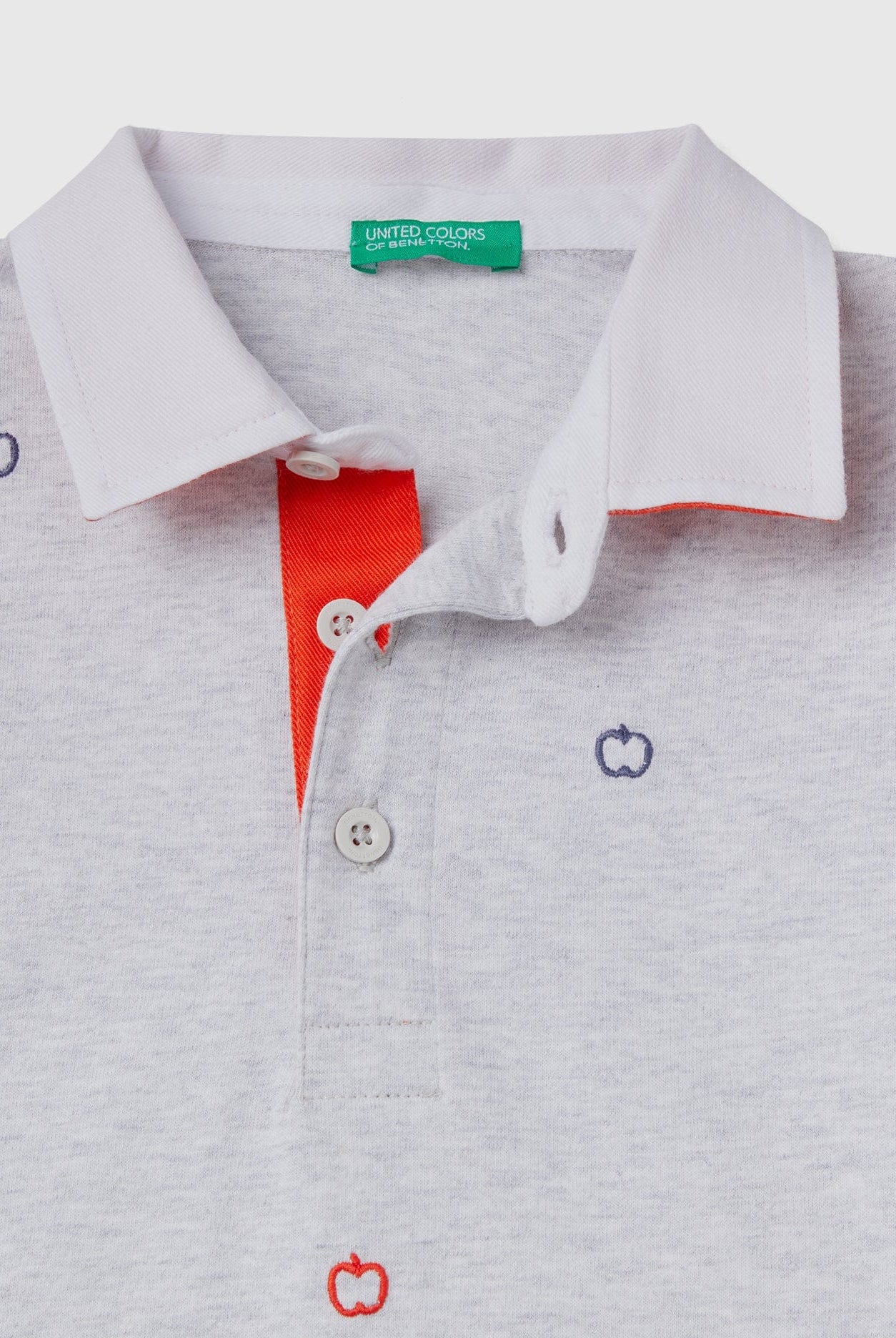 يونايتد كولورز اوف بينيتون قميص بولو ولادي بأكمام قصيرة وطباعه تفاح