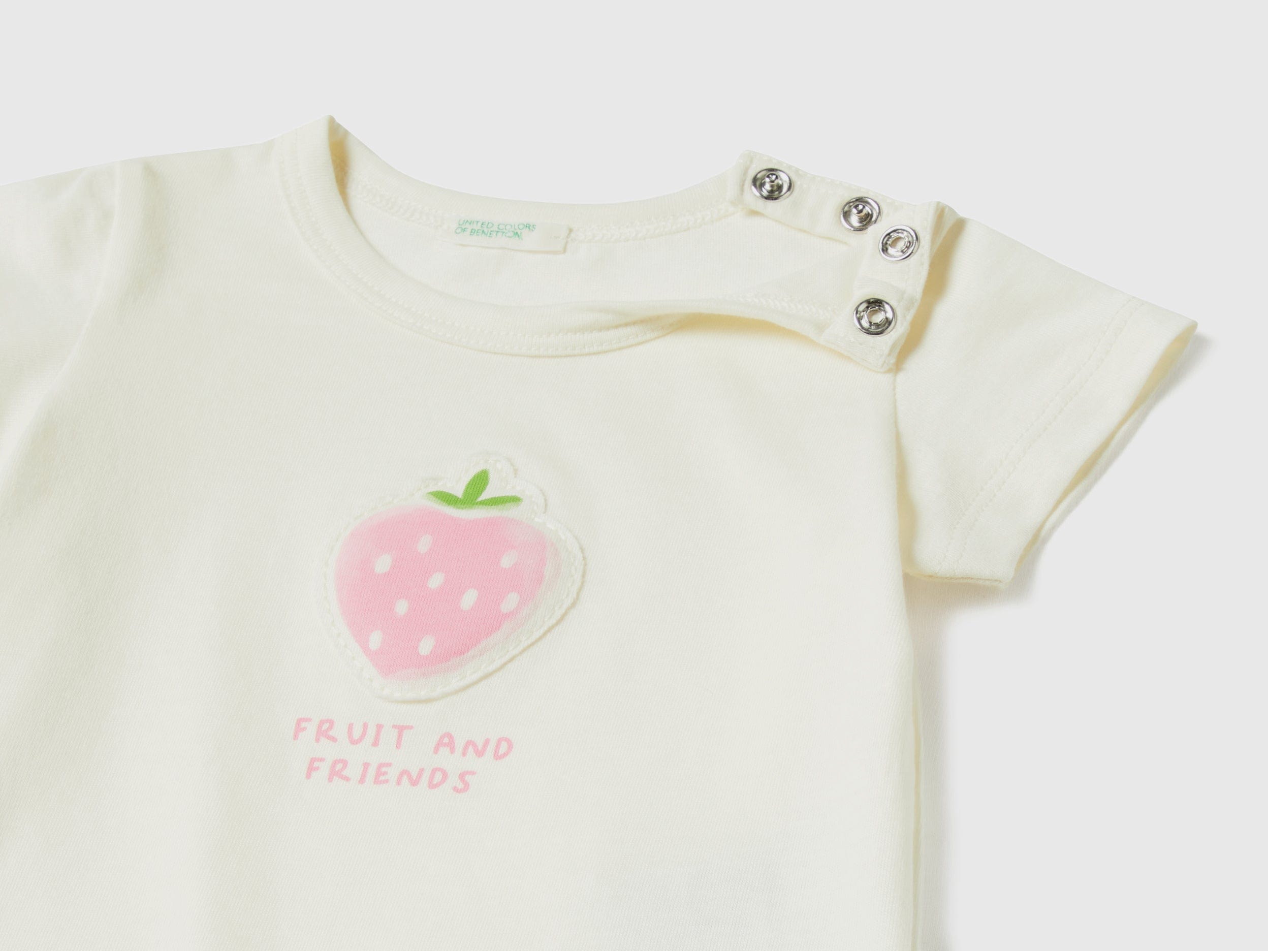 يونايتد كولورز اوف بينيتون تيشيرت برقعة وطباعة أمامية كم قصير رضع أطفال