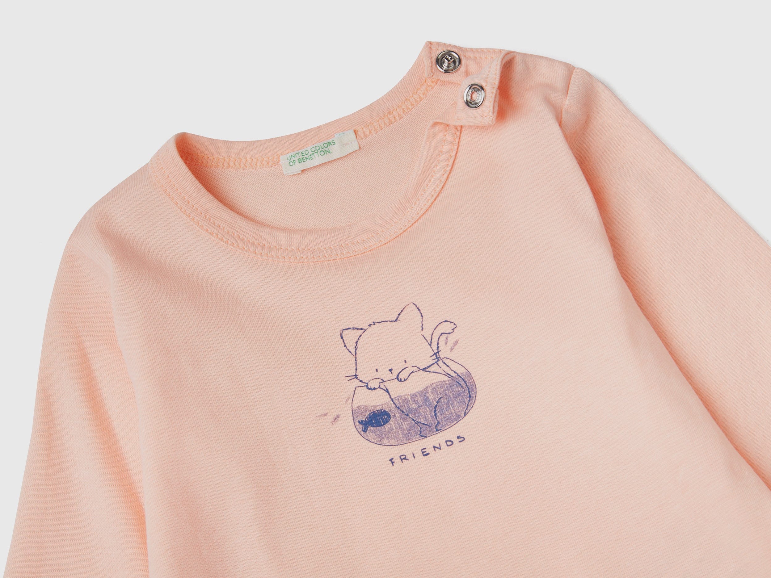 يونايتد كولورز اوف بينيتون تيشيرت رضع بأكمام طويلة من القطن العضوي مع رسمه عالصدر