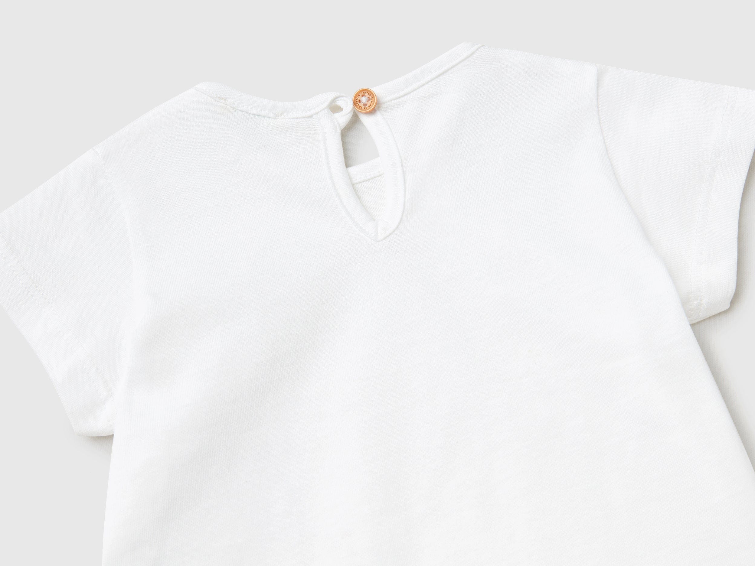 يونايتد كولورز اوف بينيتون تي شيرت من القطن العضوي بطباعة رضع أطفال