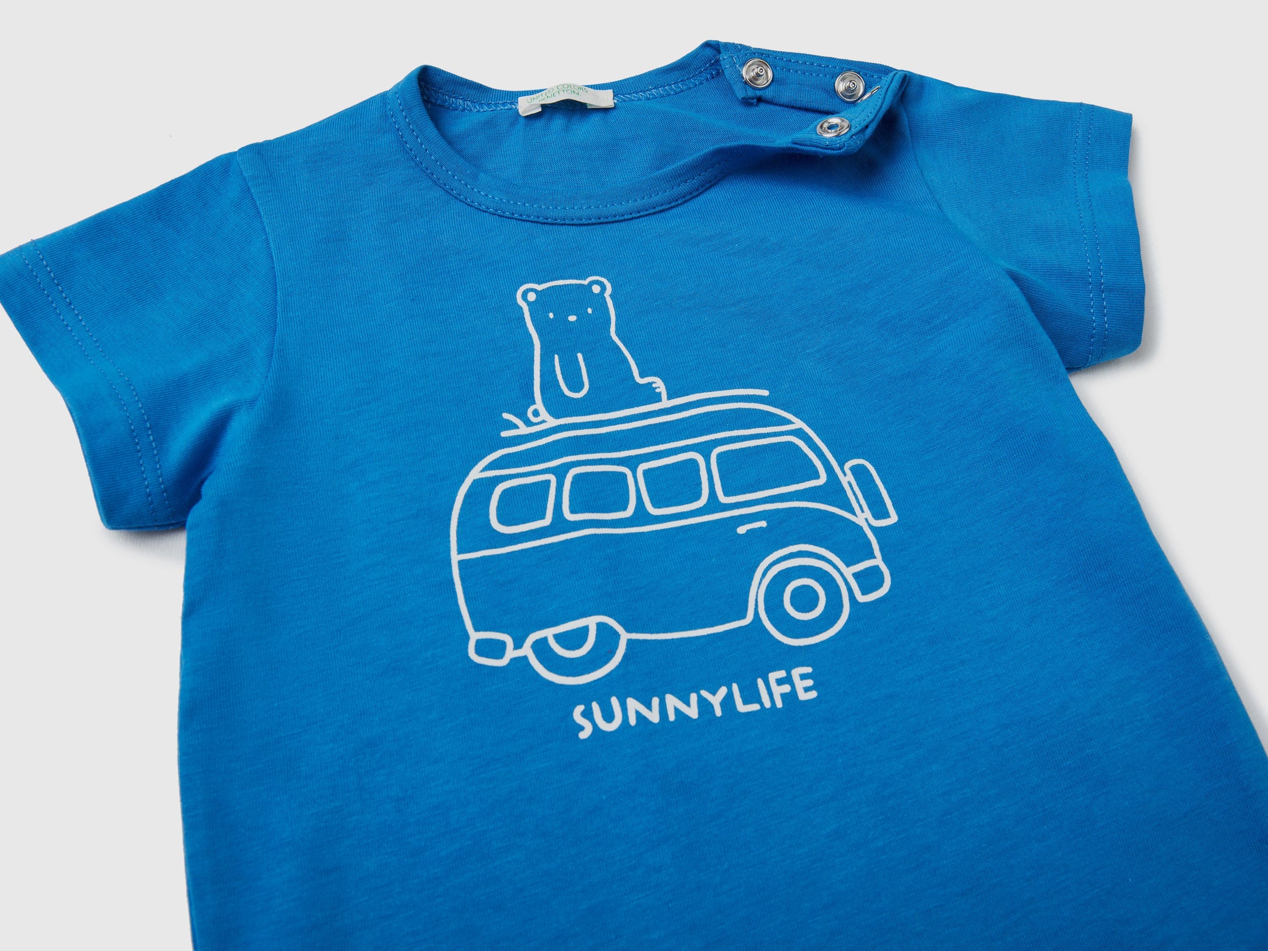 يونايتد كولورز اوف بينيتون تي شيرت قطن أطفال بطبعة سيارة