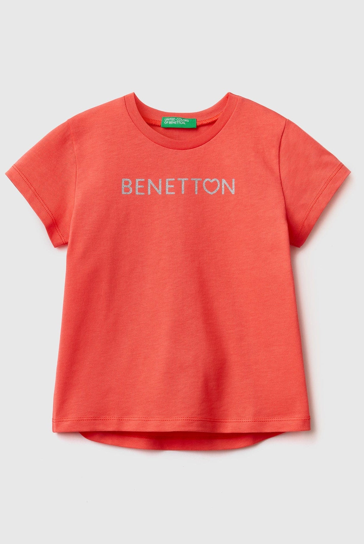 يونايتد كولورز اوف بينيتون تي شيرت من القطن العضوي بطباعة شعار بناتي