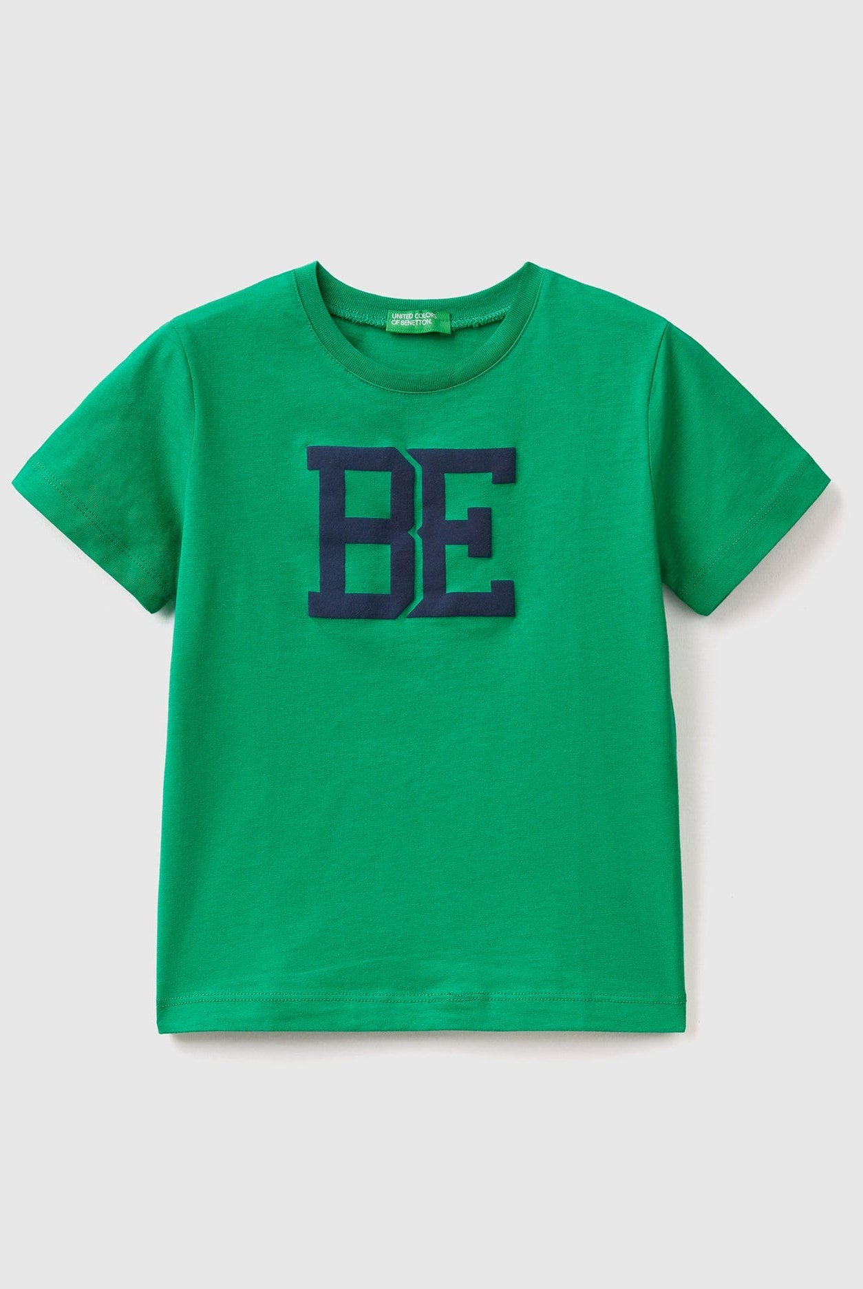 يونايتد كولورز اوف بينيتون تي شيرت بشعار من القطن العضوي بنسبة 100% بشعار أطفالي