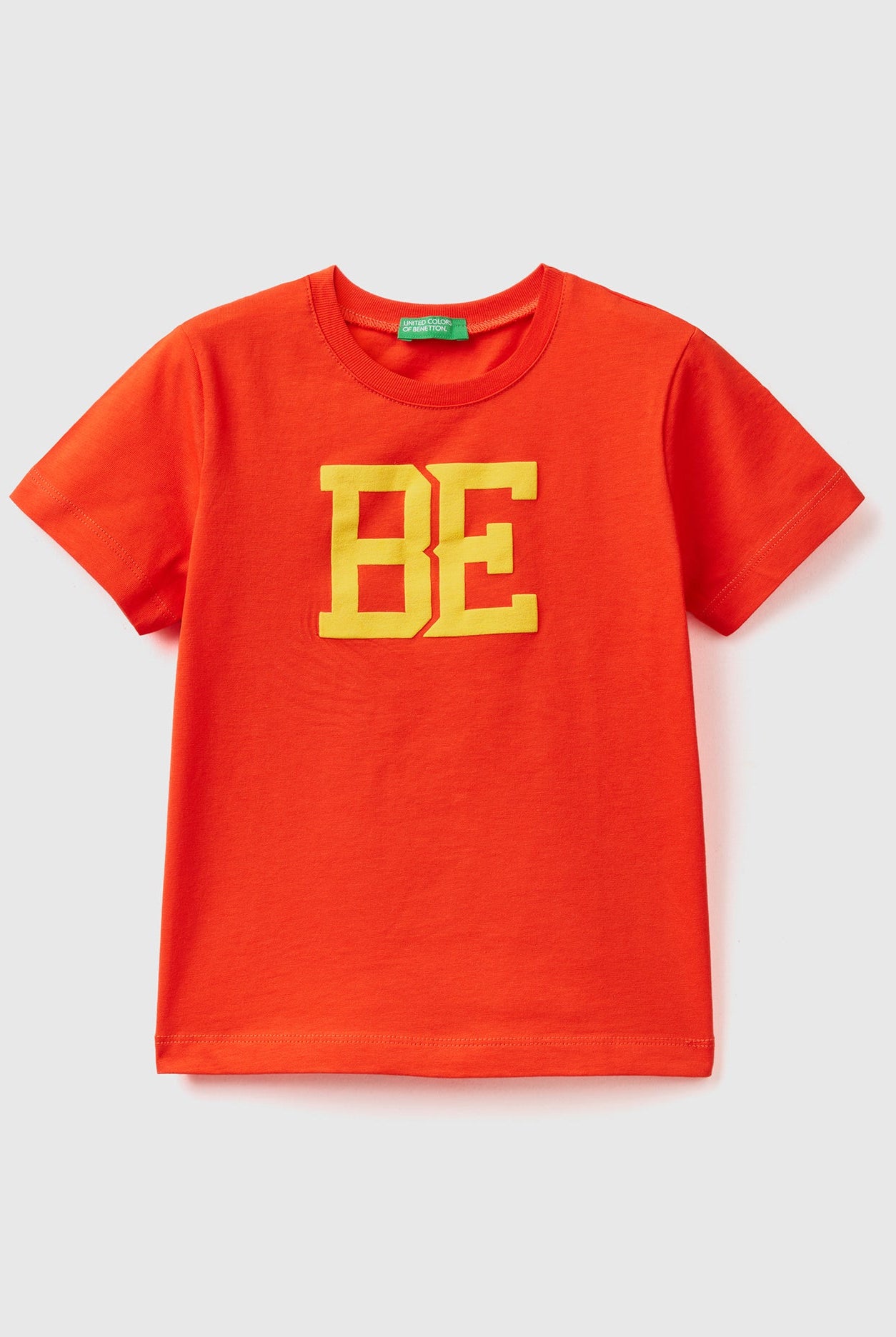 يونايتد كولورز اوف بينيتون تي شيرت بشعار من القطن العضوي بنسبة 100% بشعار أطفالي