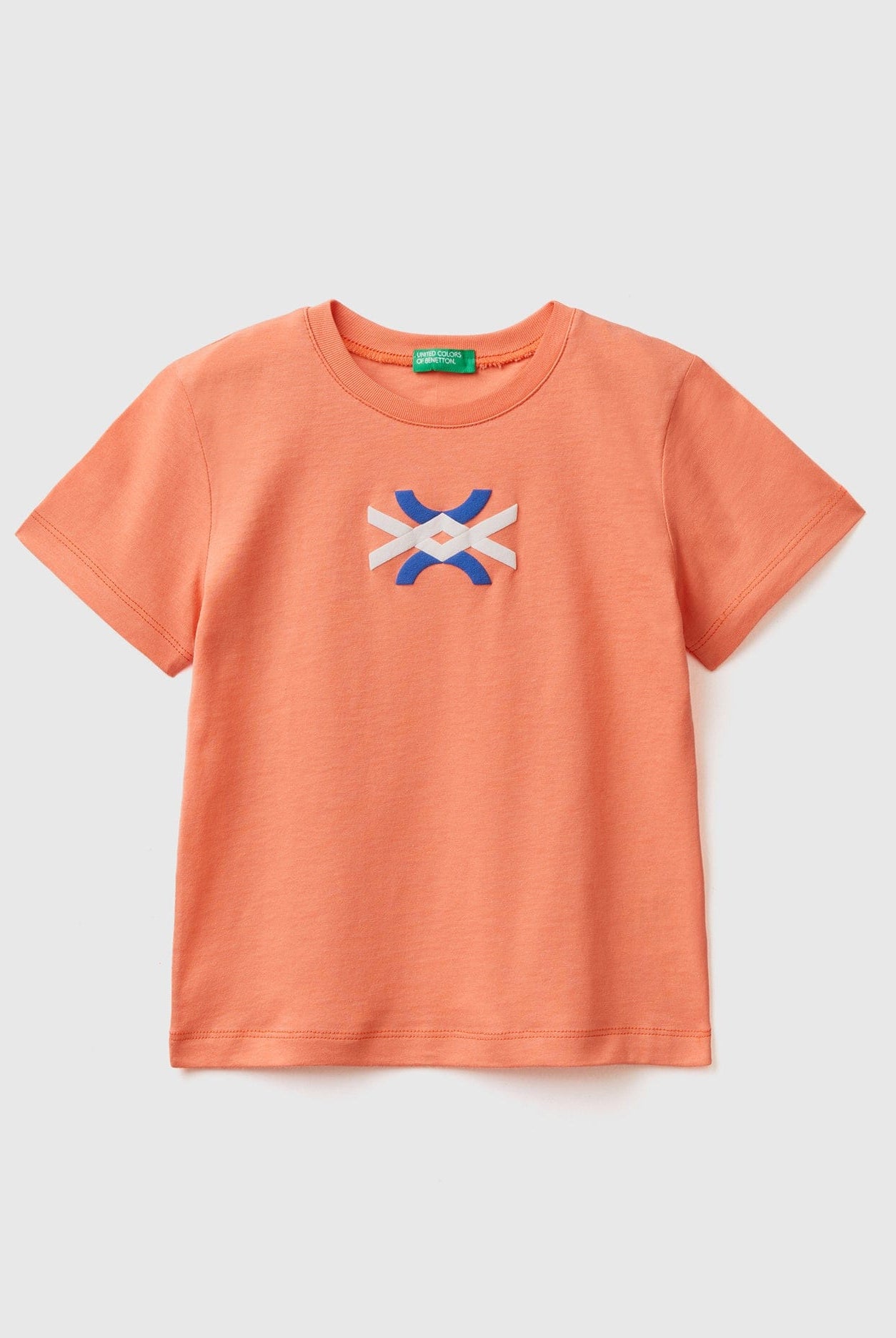 يونايتد كولورز اوف بينيتون تي شيرت بشعار من القطن العضوي بنسبة 100% بشعار أطفالي