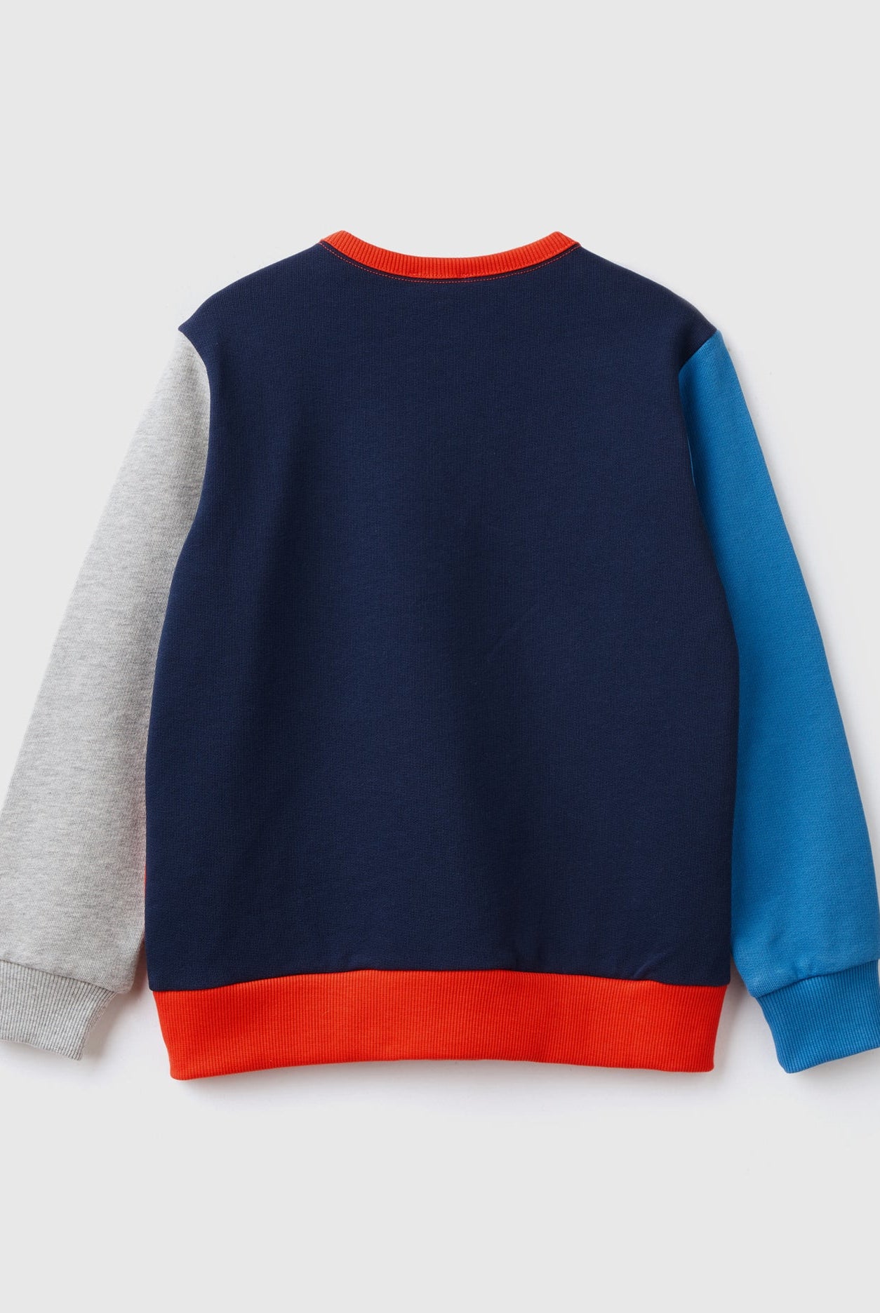 يونايتد كولورز اوف بينيتون سويت شيرت بطبعة شعار أطفالي