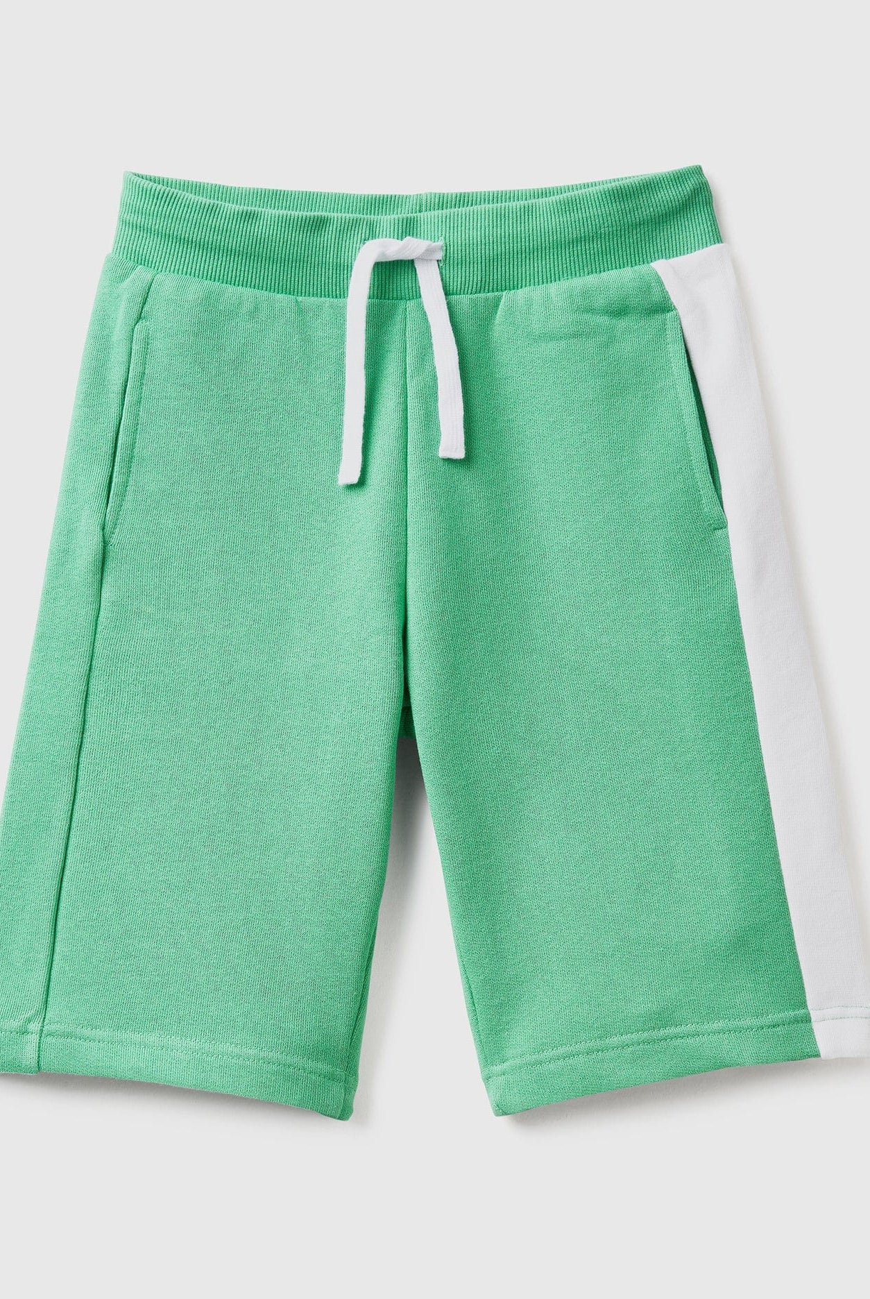 يونايتد كولورز اوف بينيتون شورت أولادي مع خطوط جانبية