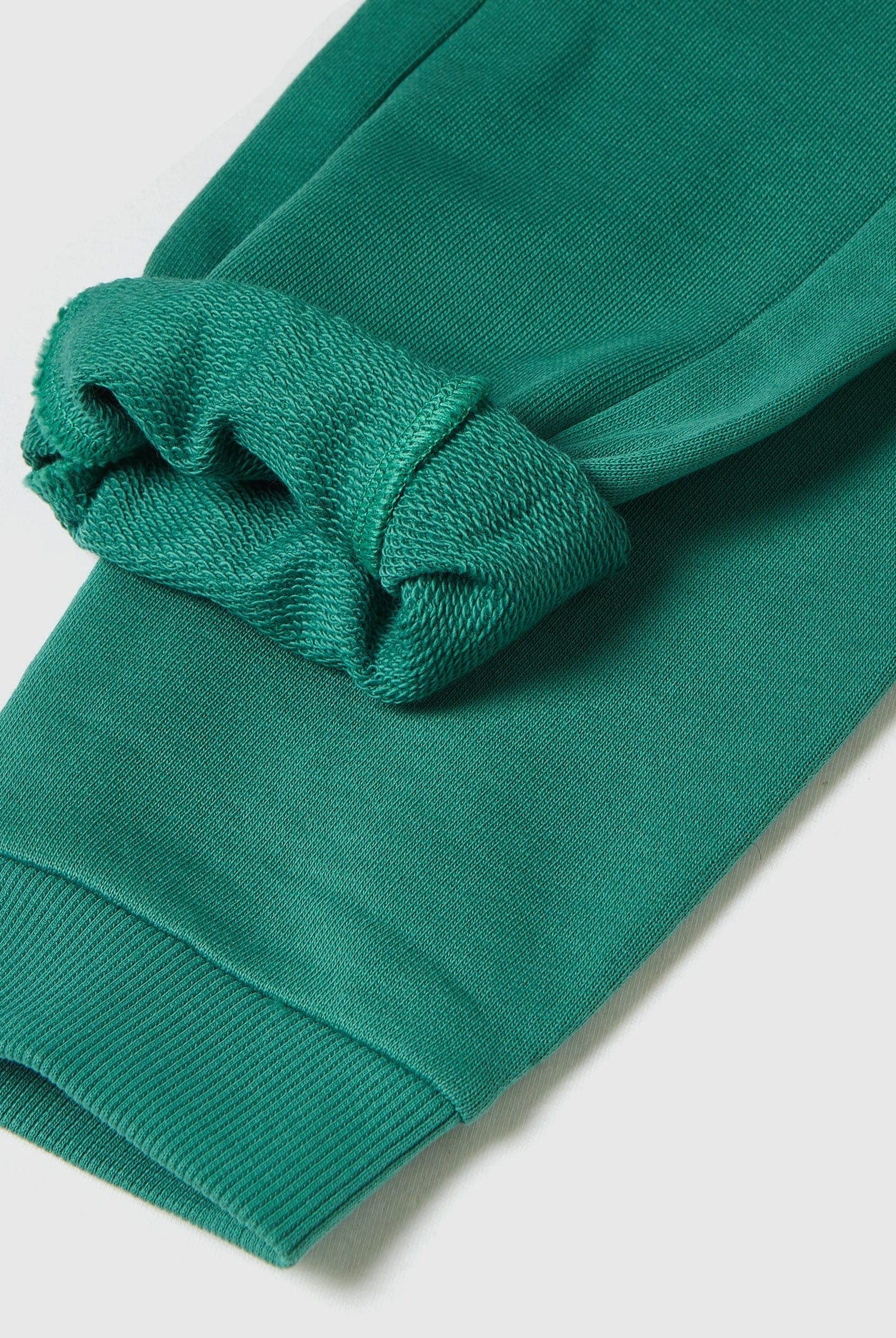 يونايتد كولورز اوف بينيتون بنطلون جوغر اطفالي مطرز وبرباط عالخصر