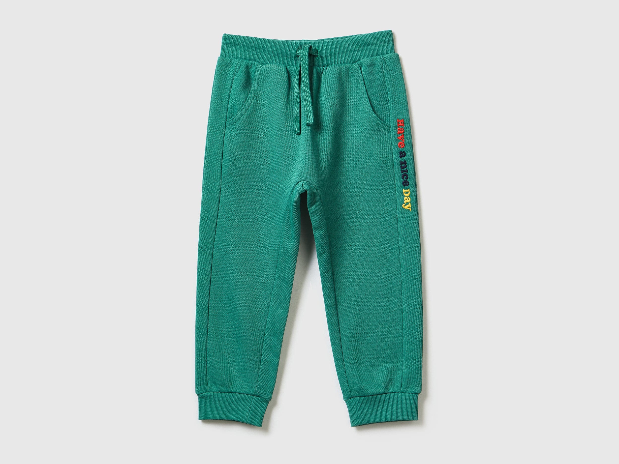 يونايتد كولورز اوف بينيتون بنطلون جوغر اطفالي مطرز وبرباط عالخصر