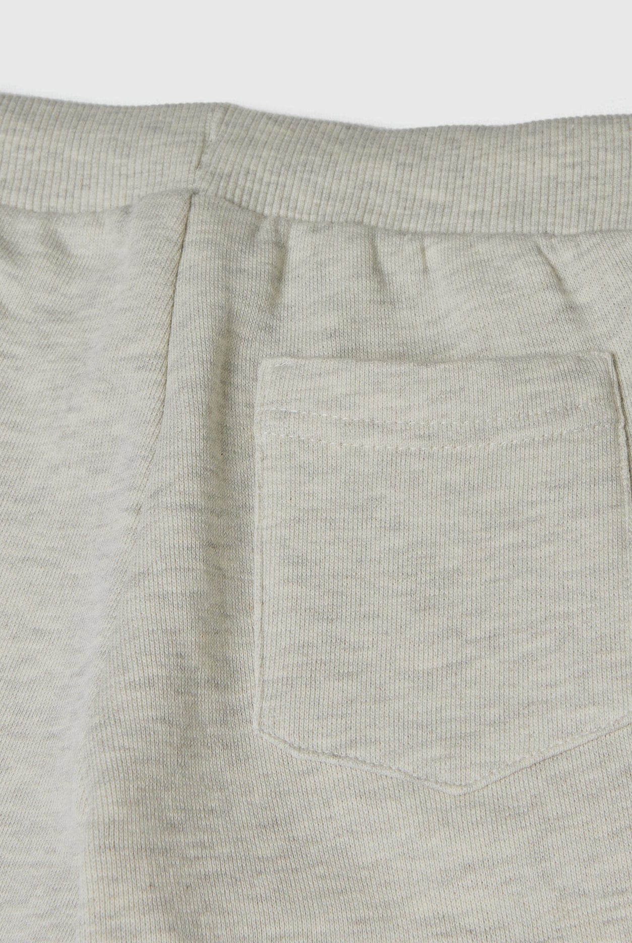 يونايتد كولورز اوف بينيتون بنطلون جوغر اطفالي مطرز وبرباط عالخصر