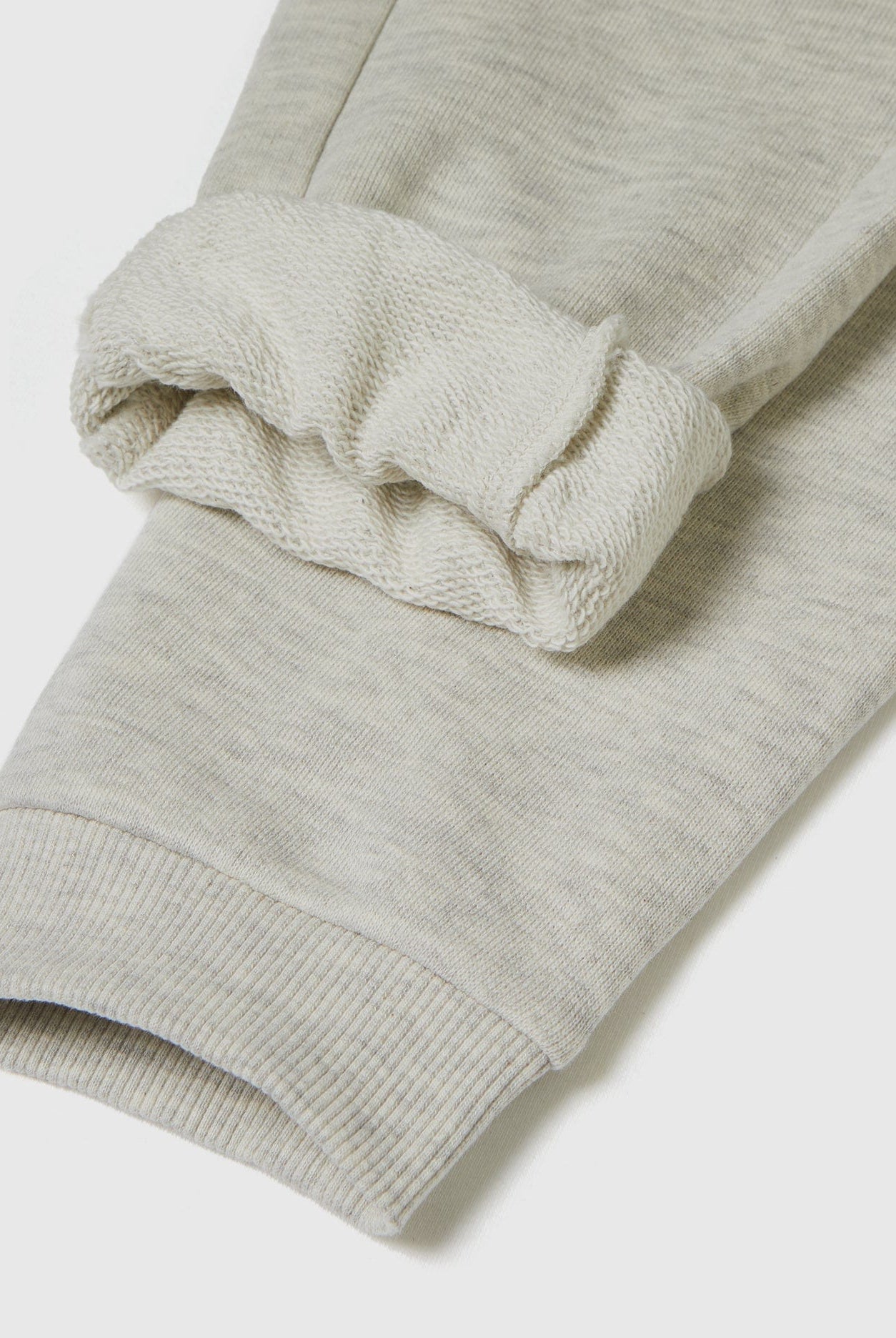 يونايتد كولورز اوف بينيتون بنطلون جوغر اطفالي مطرز وبرباط عالخصر