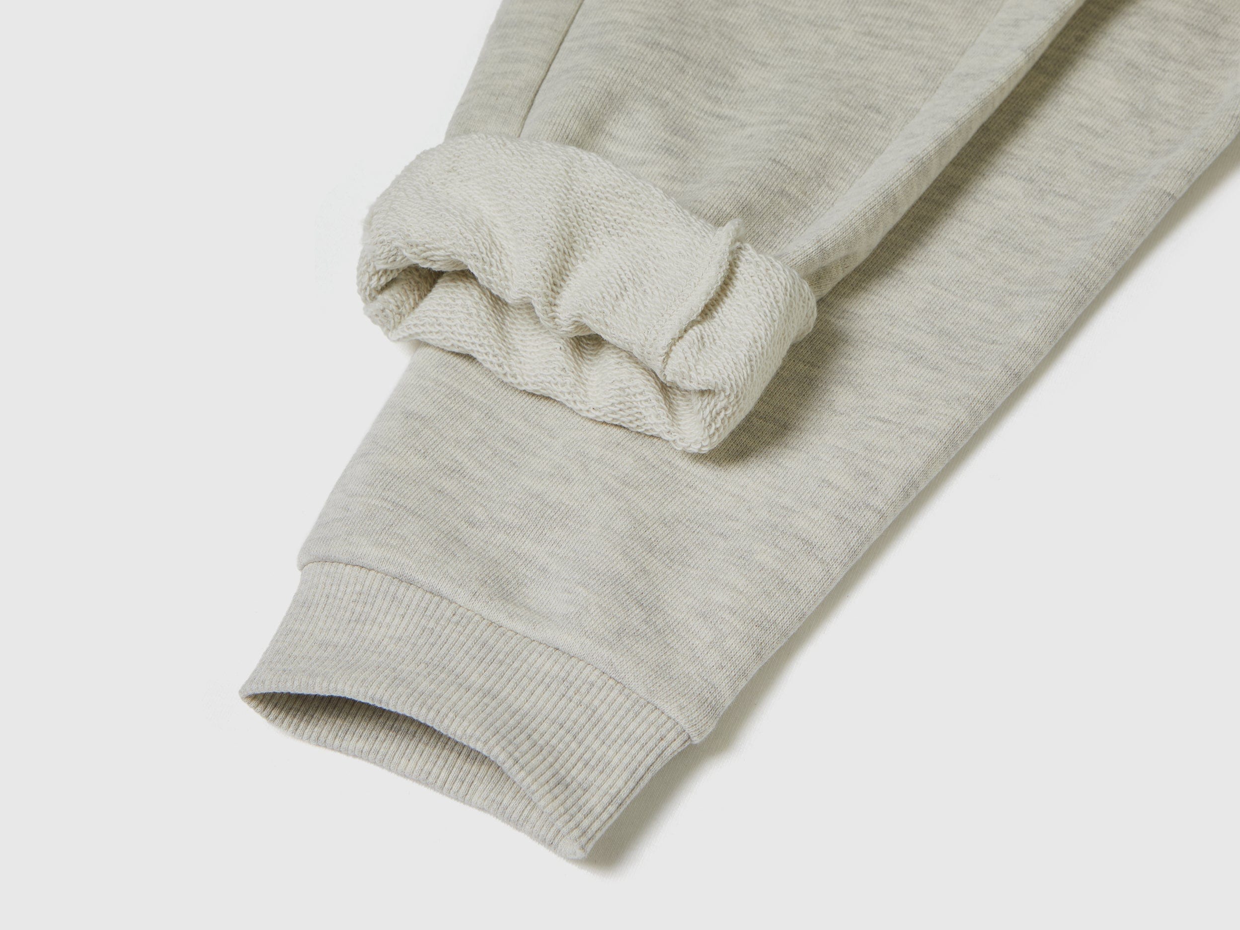 يونايتد كولورز اوف بينيتون بنطلون جوغر اطفالي مطرز وبرباط عالخصر