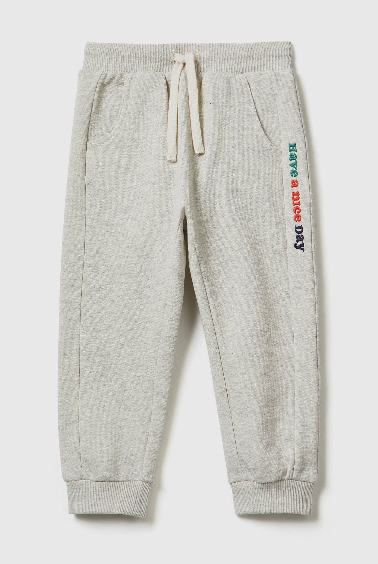 يونايتد كولورز اوف بينيتون بنطلون جوغر اطفالي مطرز وبرباط عالخصر