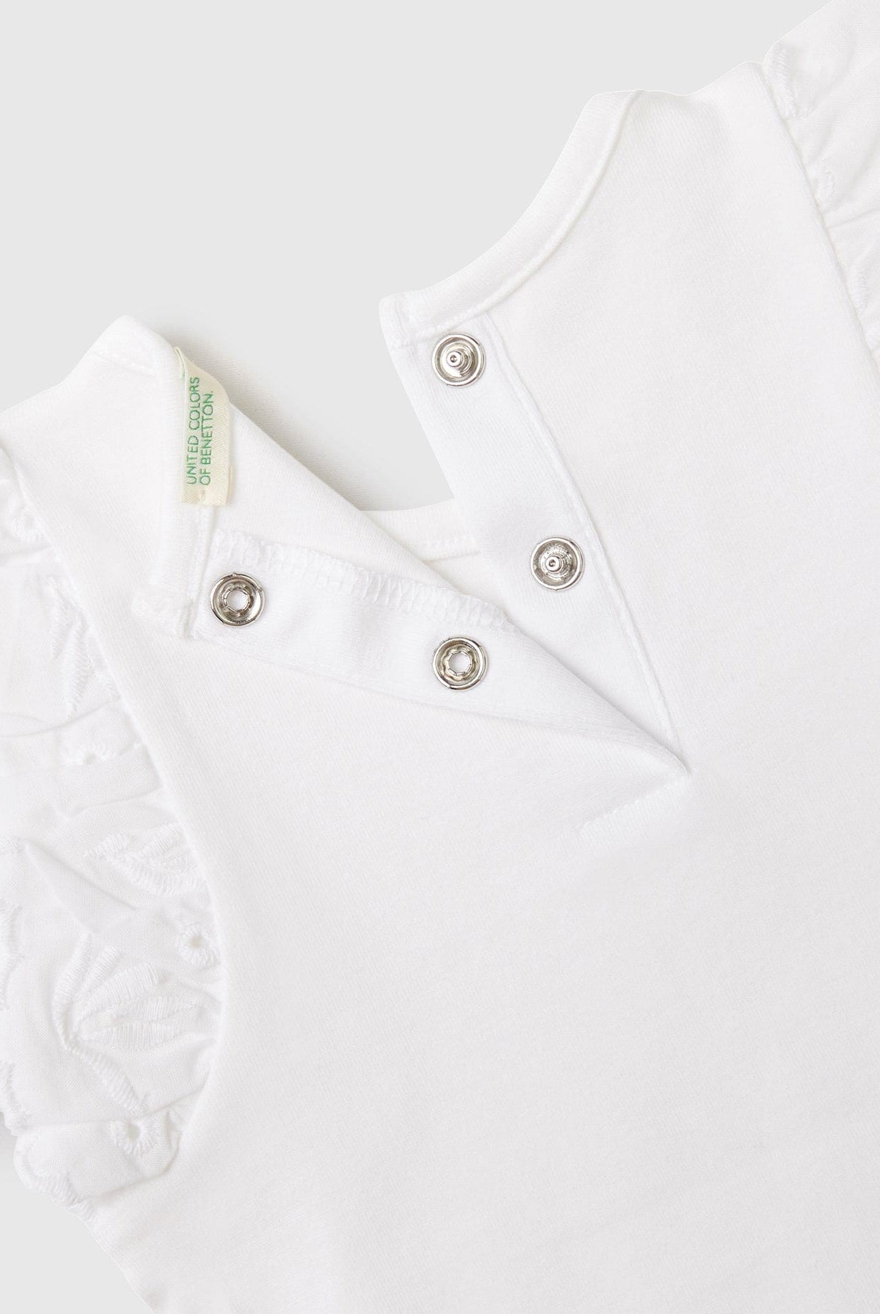 يونايتد كولورز اوف بينيتون بذلة رضع بفتحة بتطريز برودري أنجليز