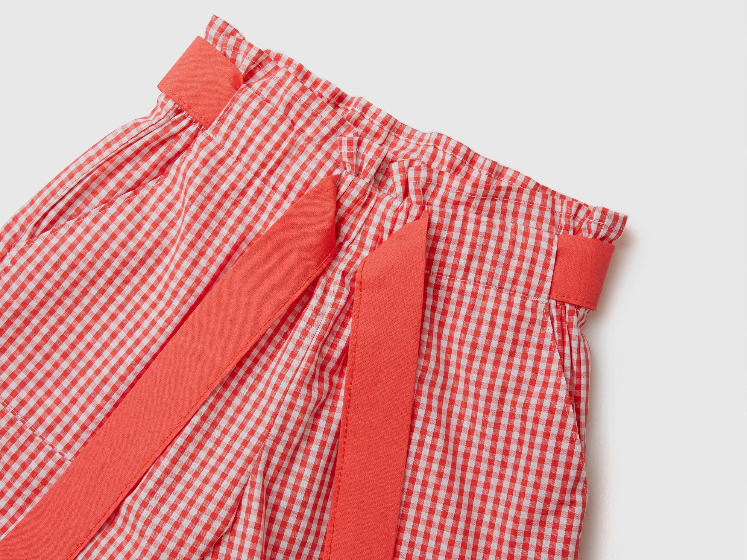 يونايتد كولورز اوف بينيتون بيرمودا فيشي مع حزام ستان بناتي