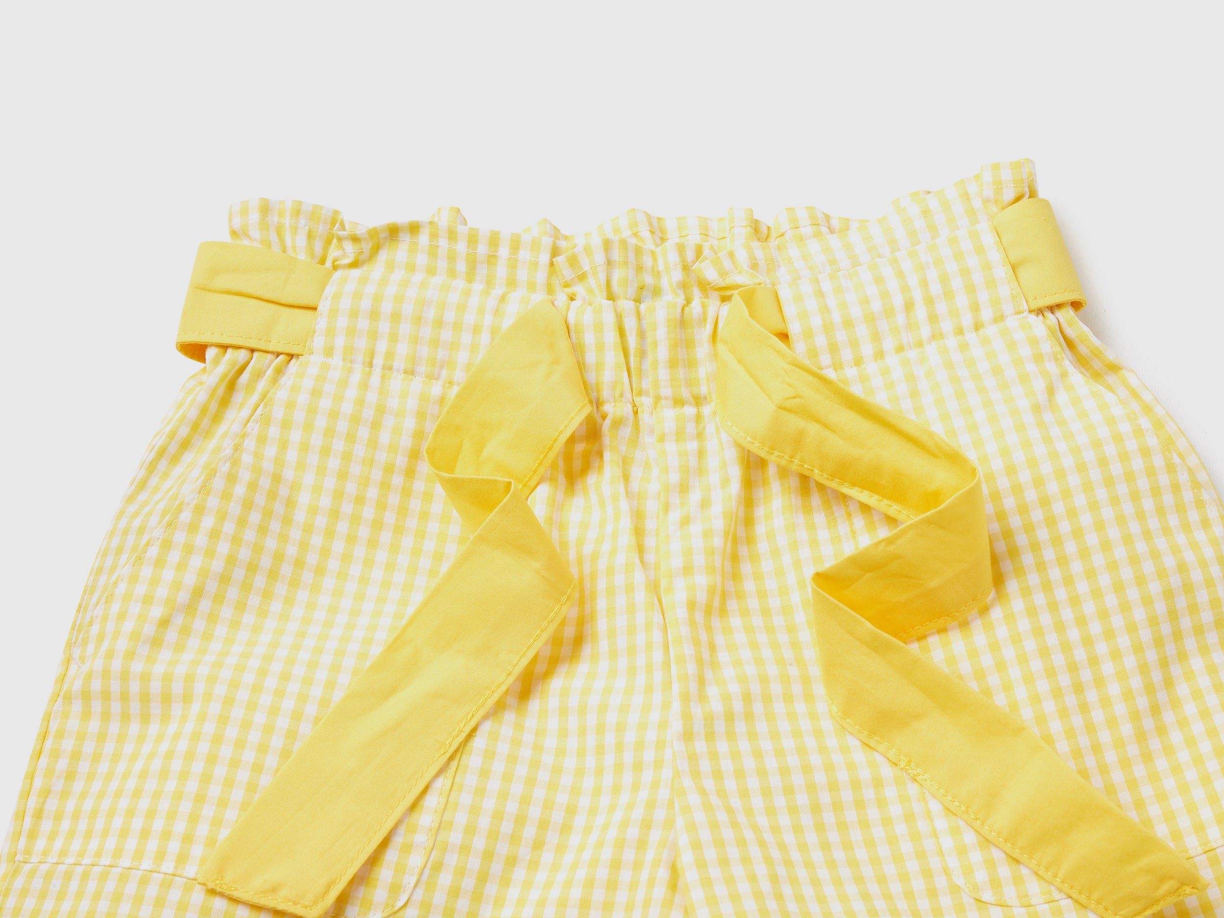 يونايتد كولورز اوف بينيتون بيرمودا فيشي مع حزام ستان بناتي