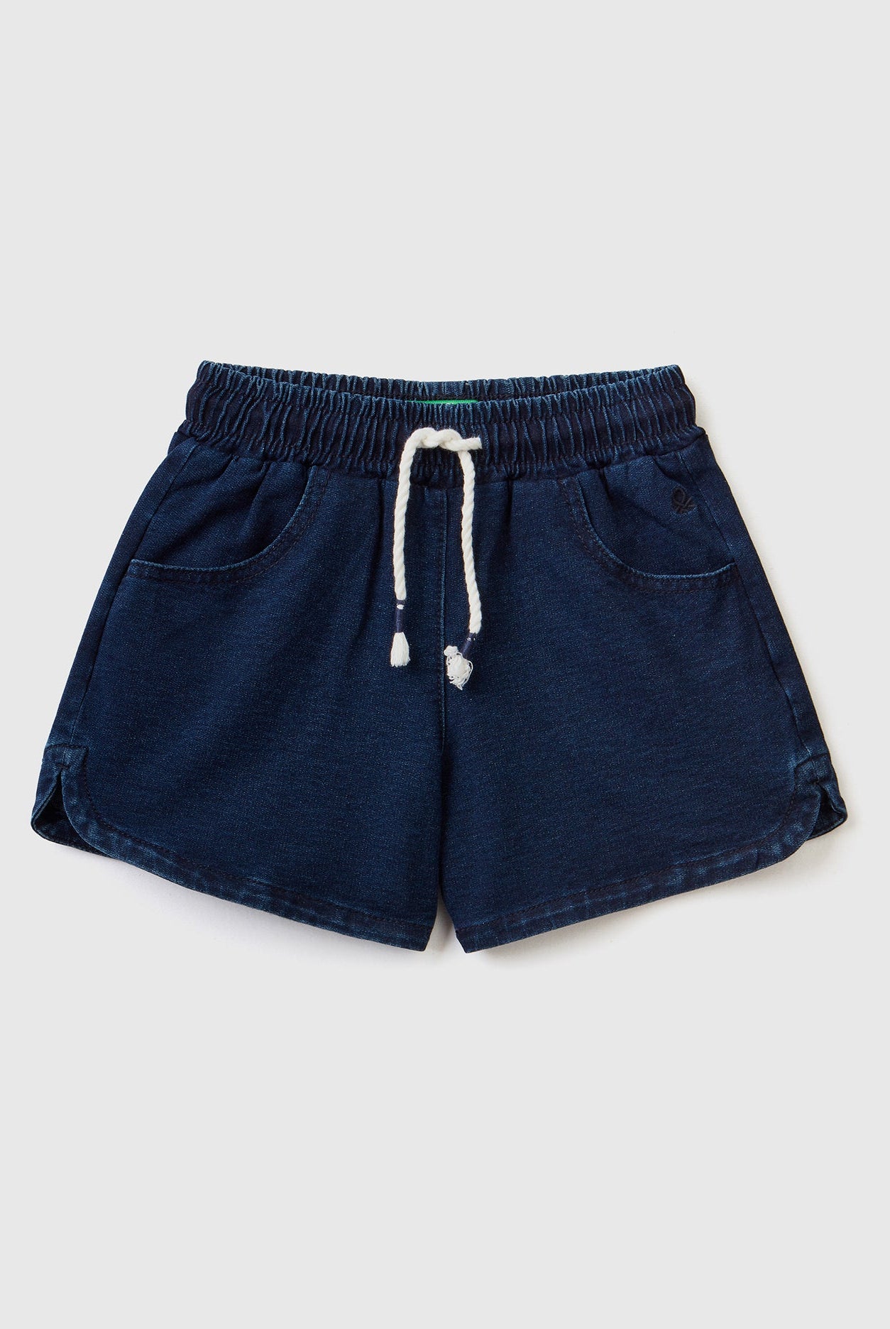 يونايتد كولورز اوف بينيتون شورت سادة بجيوب ورباط بناتي