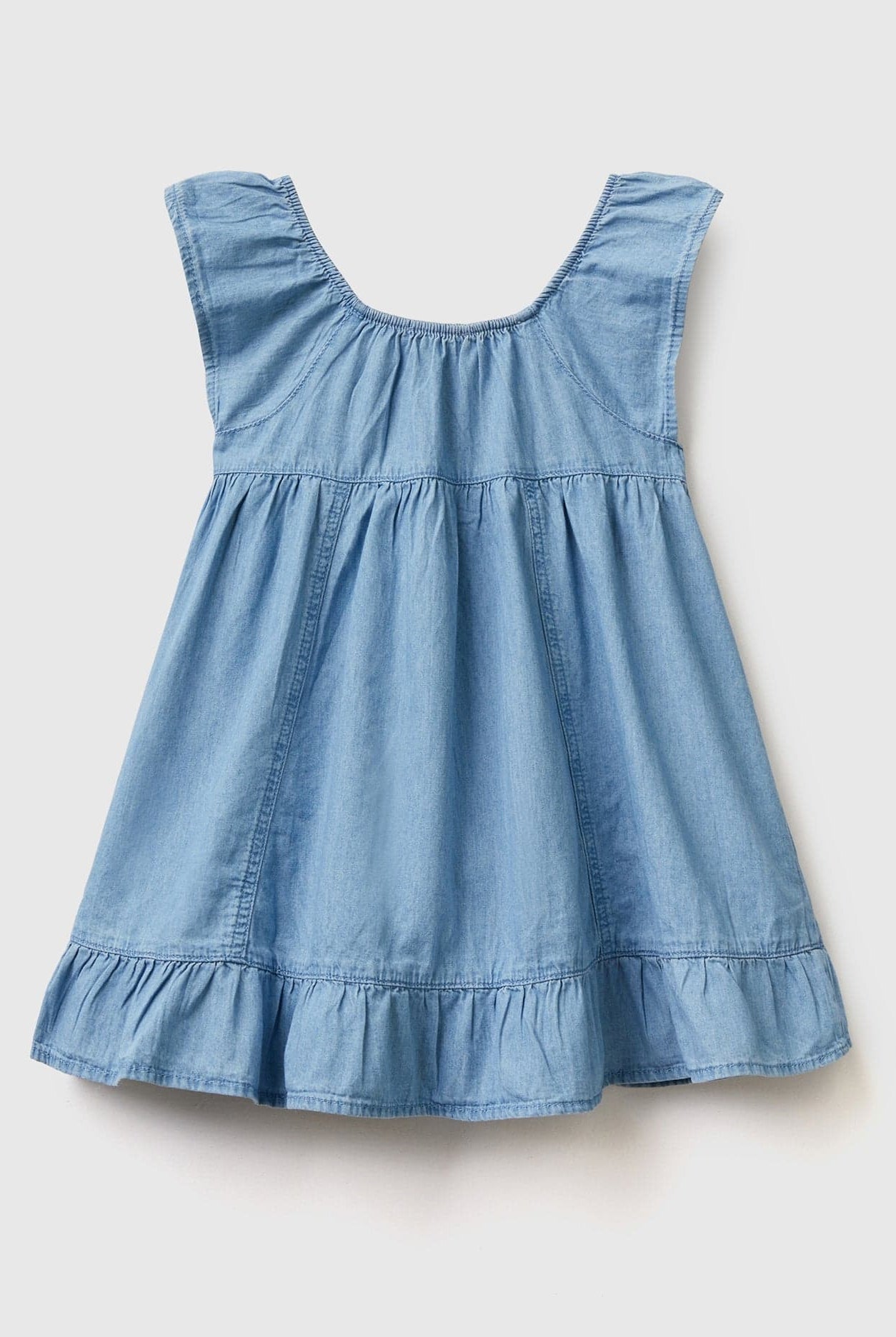 يونايتد كولورز اوف بينيتون فستان بناتي من الشامبراي بكشكش بدون اكمام