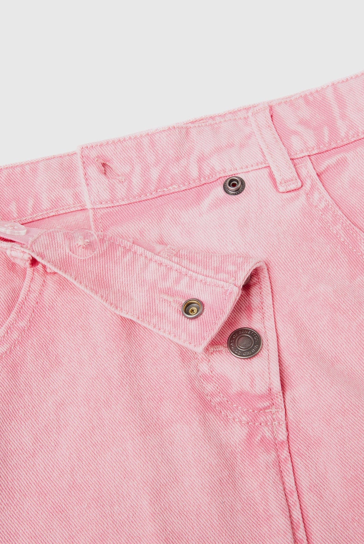 يونايتد كولورز اوف بينيتون تنورة بناتي قصيرة بأزرار وجيوب