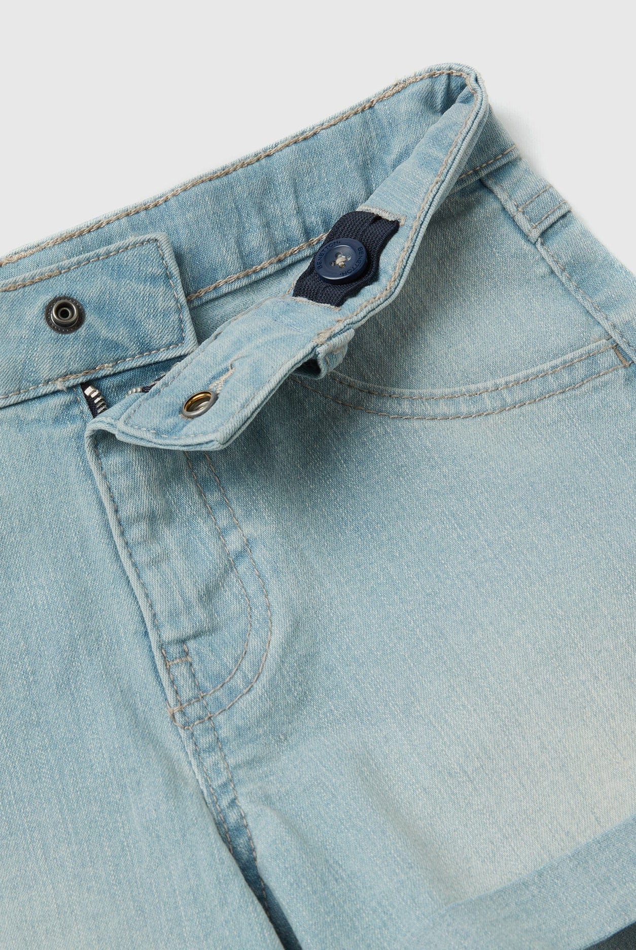 يونايتد كولورز اوف بينيتون شورت اطفالي جينز من الدنيم المعاد تدويرة