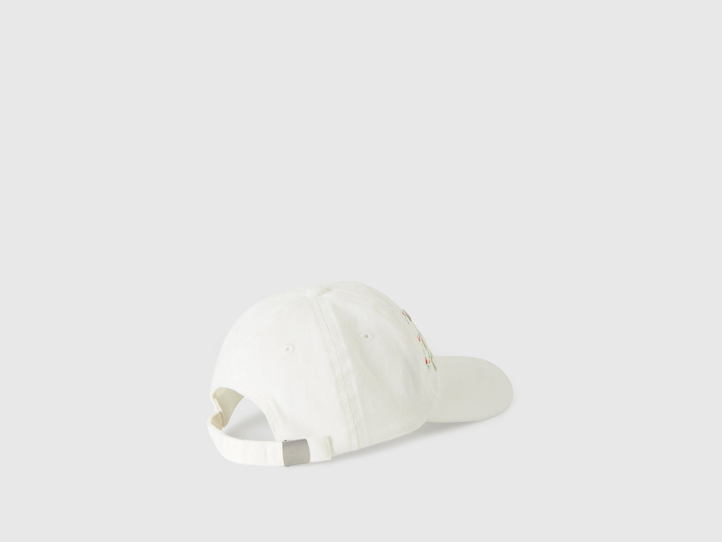 يونايتد كولورز اوف بينيتون قبعة بناتي بمظهر الدنيم ذات رسمة عالجنب