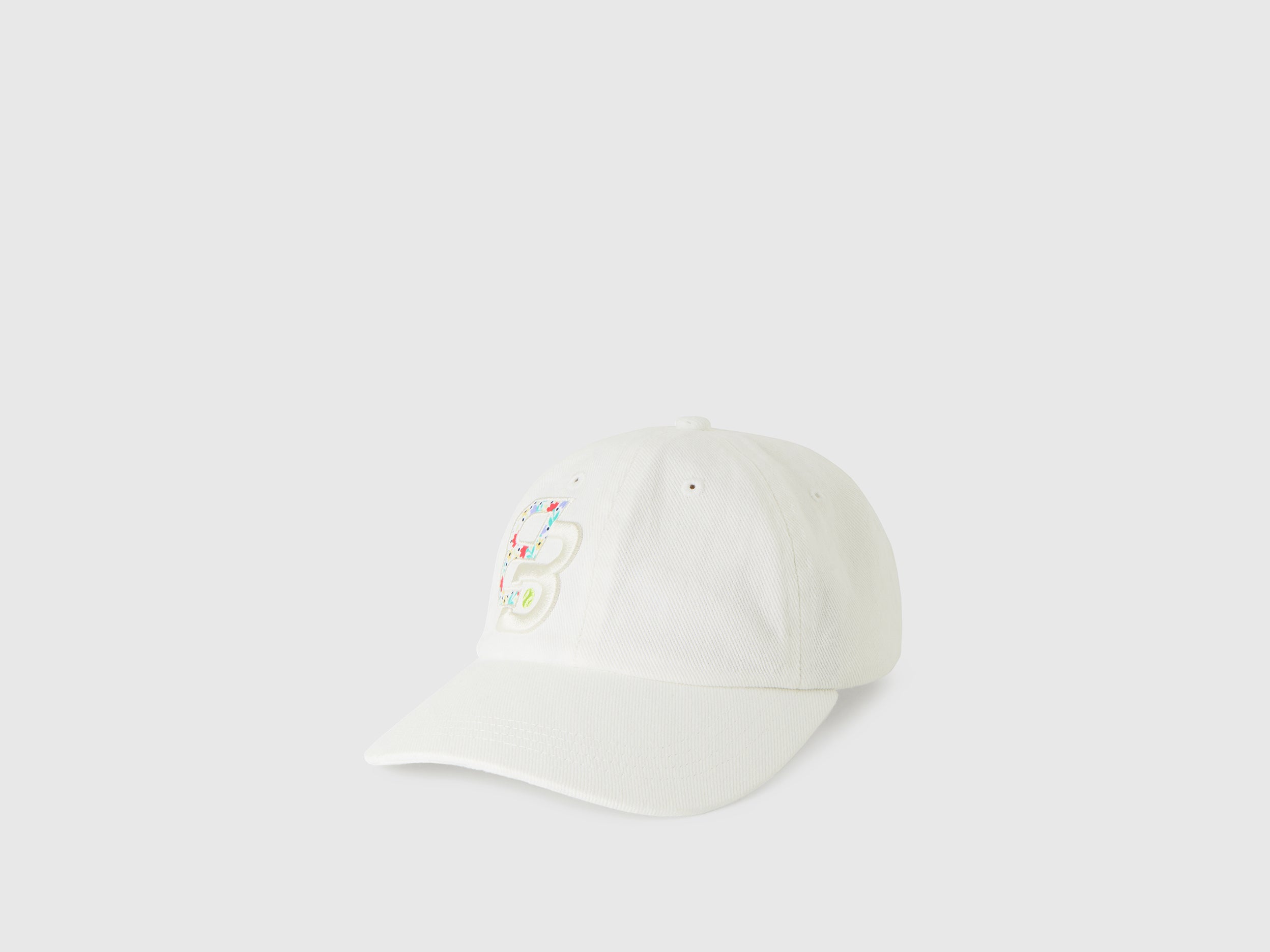 يونايتد كولورز اوف بينيتون قبعة بناتي بمظهر الدنيم ذات رسمة عالجنب