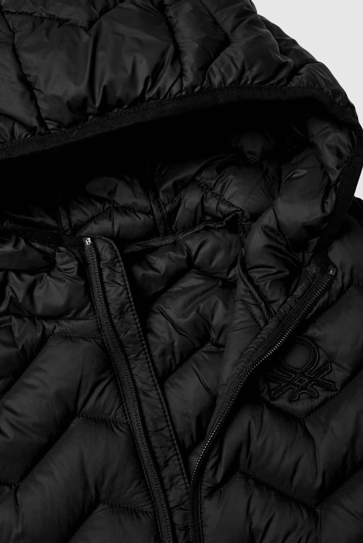 يونايتد كولورز اوف بينيتون فيست اولادي بدون أكمام من النايلون مضاد للمطر بغطاء رأس وبسحاب