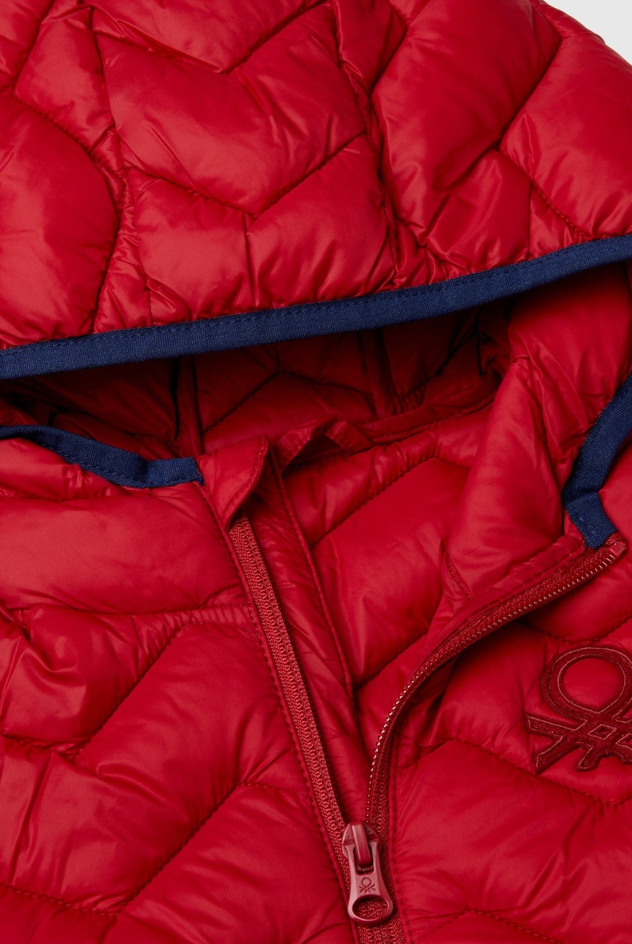 يونايتد كولورز اوف بينيتون فيست اولادي بدون أكمام بغطاء رأس وبشعار عالجنب