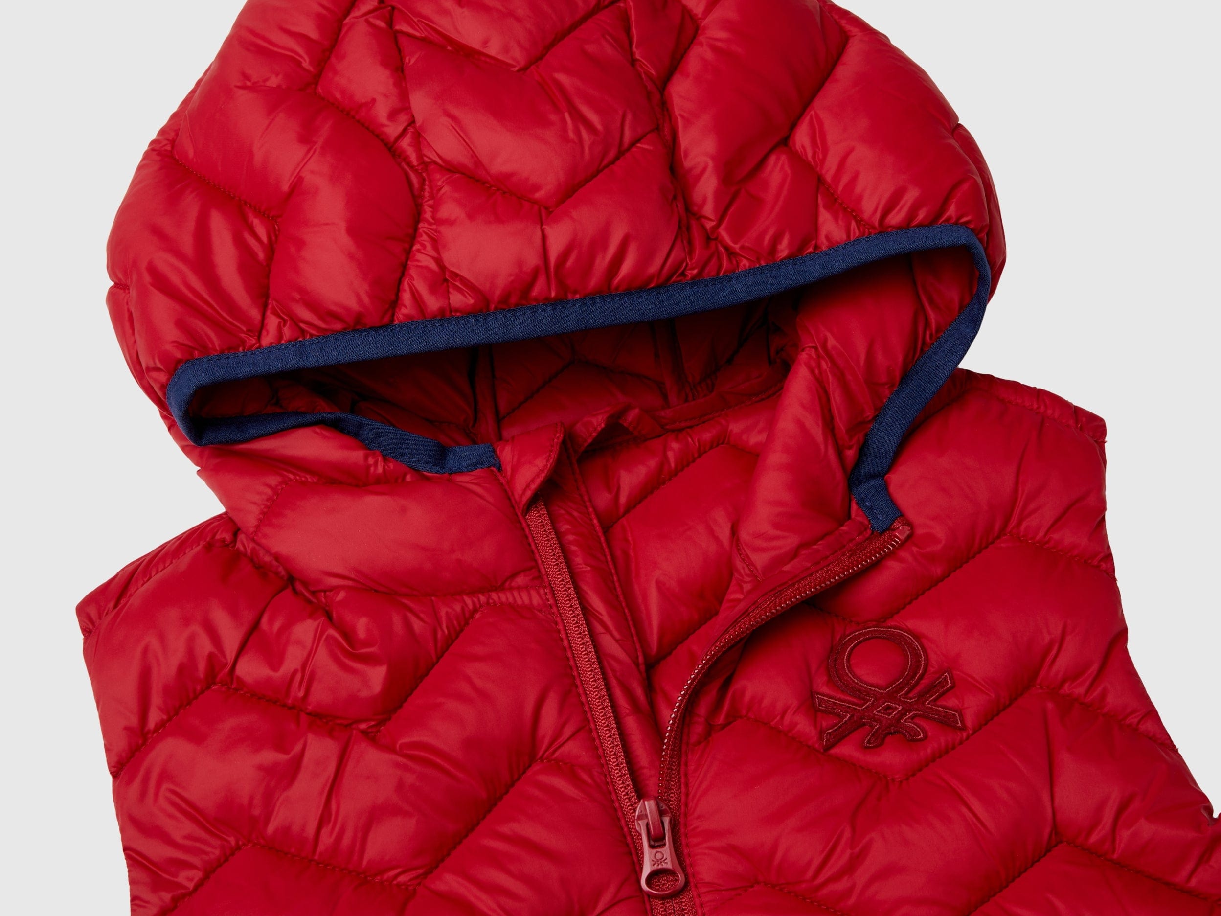 يونايتد كولورز اوف بينيتون فيست اولادي بدون أكمام بغطاء رأس وبشعار عالجنب