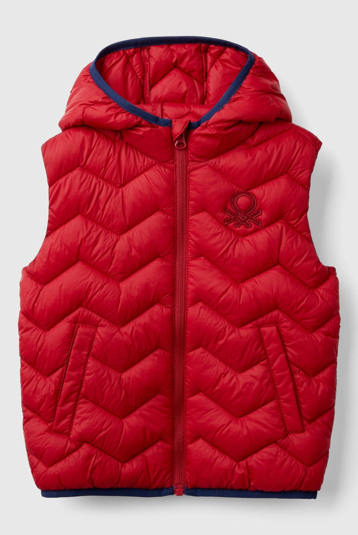 يونايتد كولورز اوف بينيتون فيست اولادي بدون أكمام بغطاء رأس وبشعار عالجنب