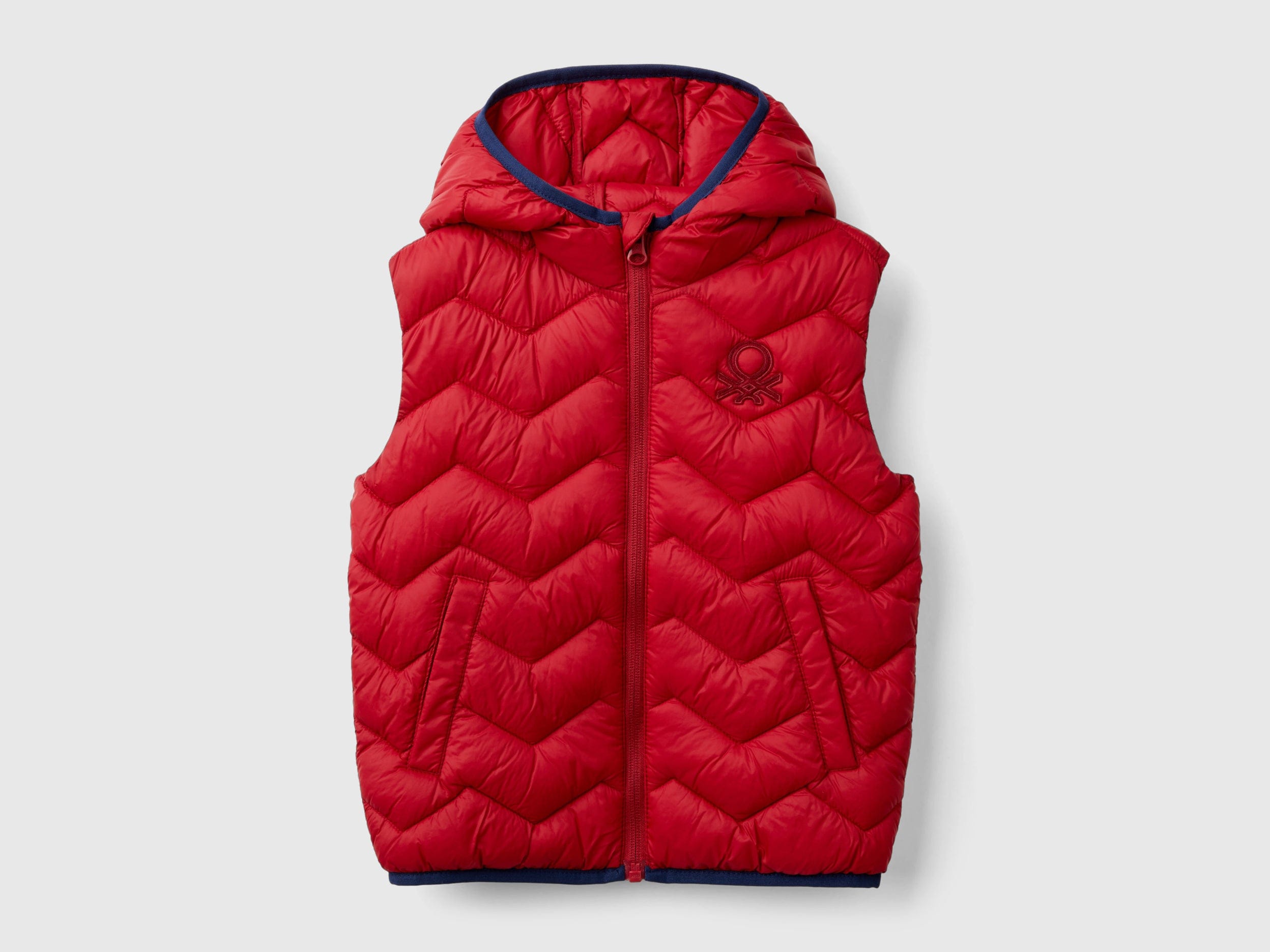 يونايتد كولورز اوف بينيتون فيست اولادي بدون أكمام بغطاء رأس وبشعار عالجنب