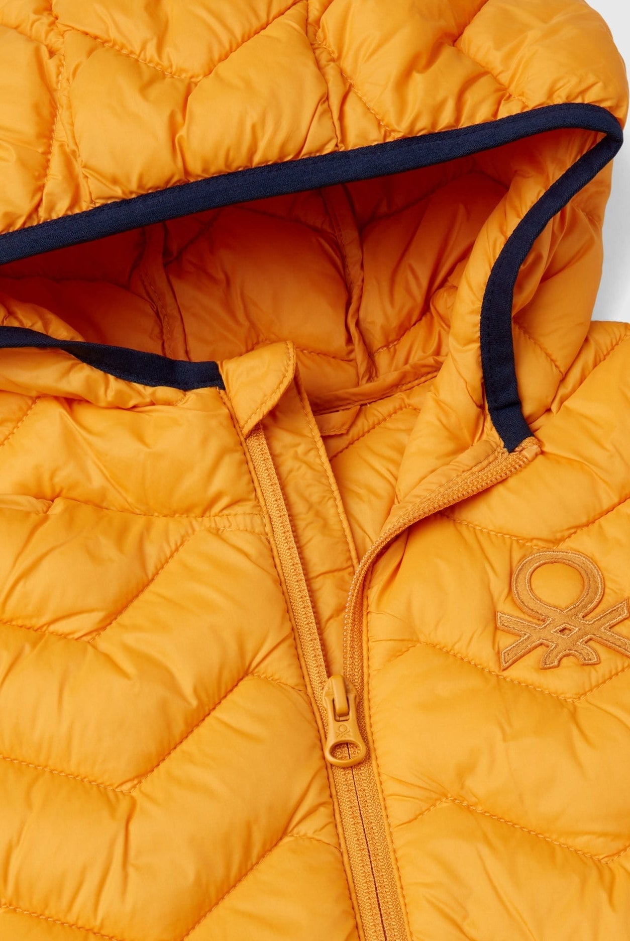 يونايتد كولورز اوف بينيتون فيست اولادي بدون أكمام بغطاء رأس وبشعار عالجنب