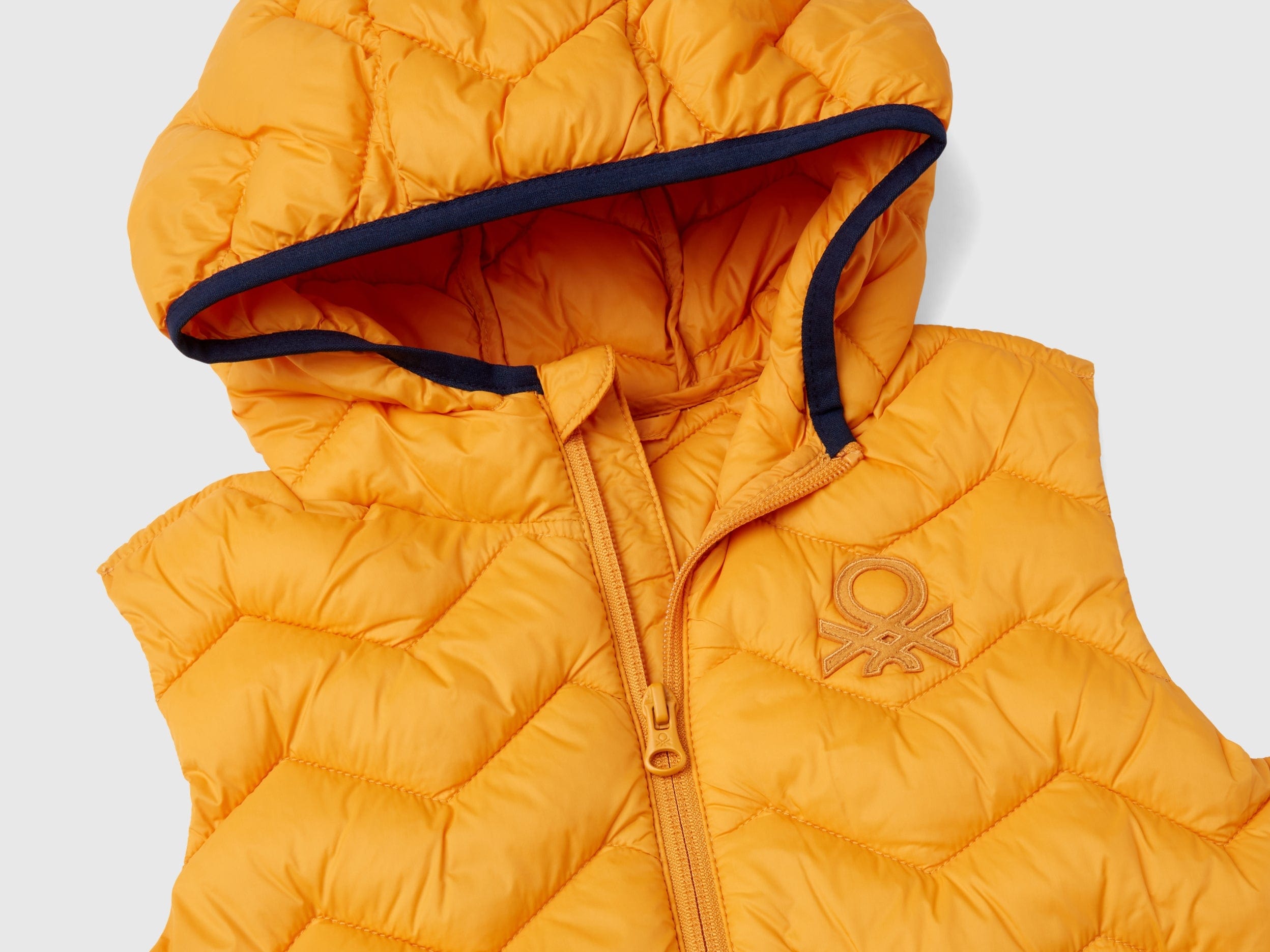 يونايتد كولورز اوف بينيتون فيست اولادي بدون أكمام بغطاء رأس وبشعار عالجنب