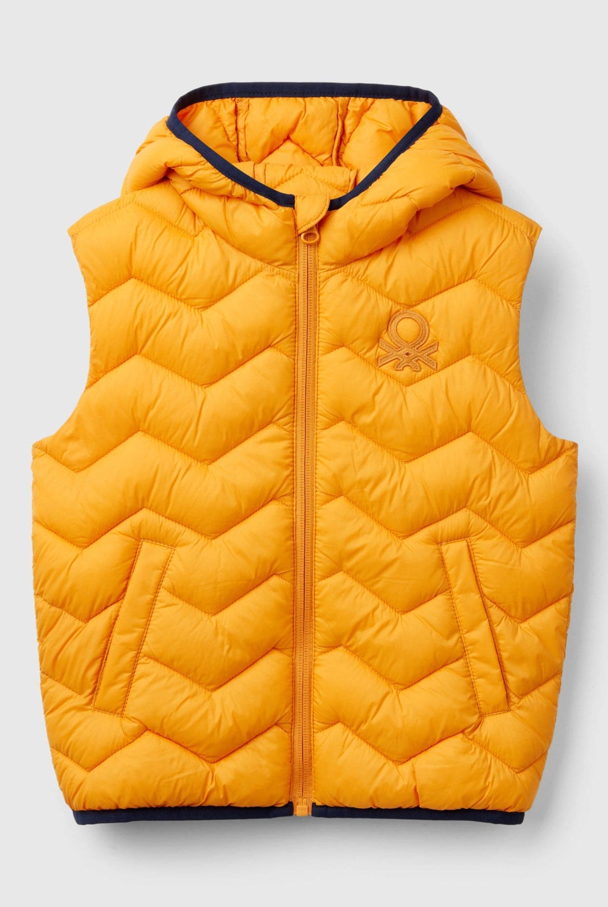 يونايتد كولورز اوف بينيتون فيست اولادي بدون أكمام بغطاء رأس وبشعار عالجنب