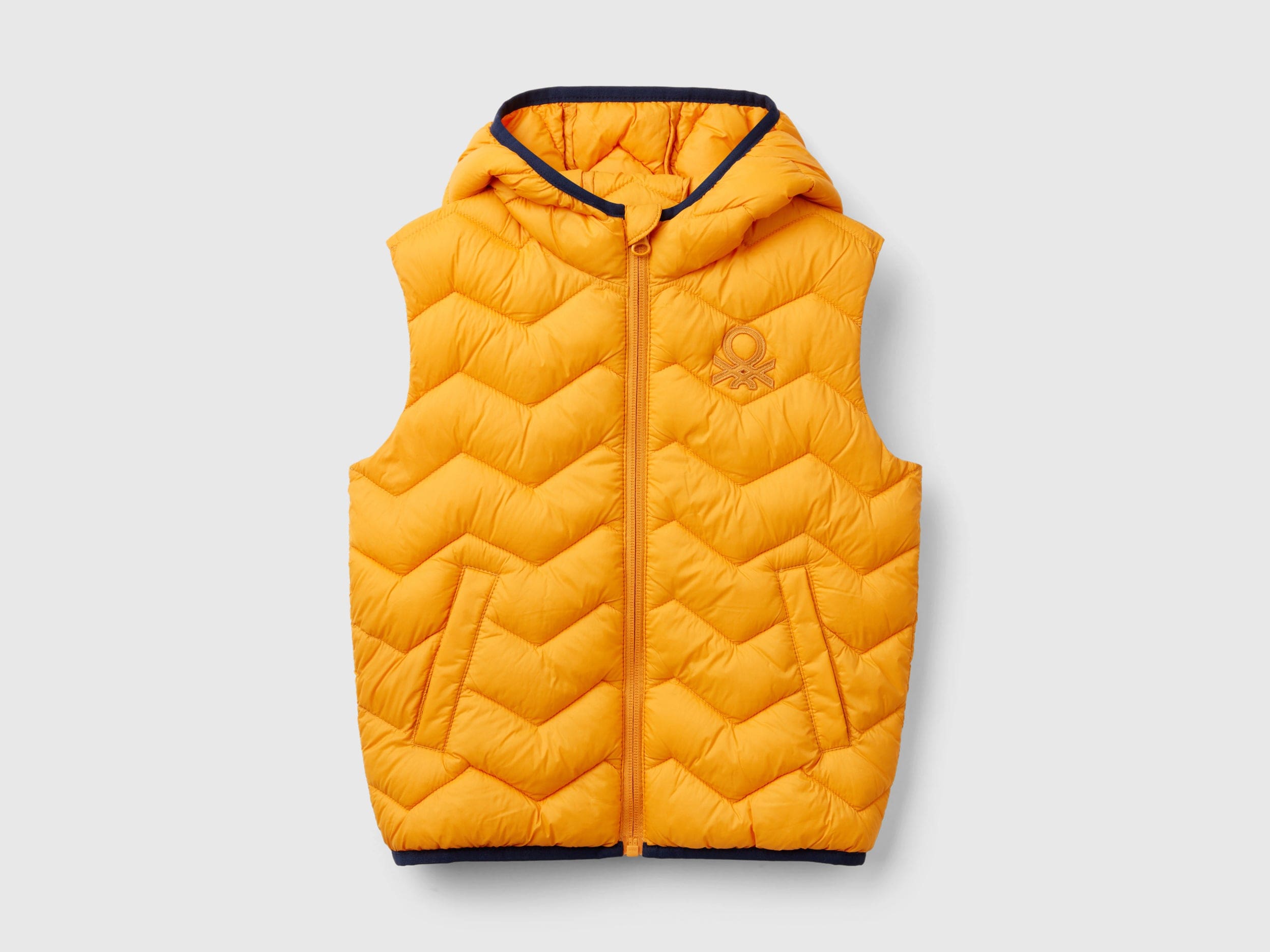 يونايتد كولورز اوف بينيتون فيست اولادي بدون أكمام بغطاء رأس وبشعار عالجنب