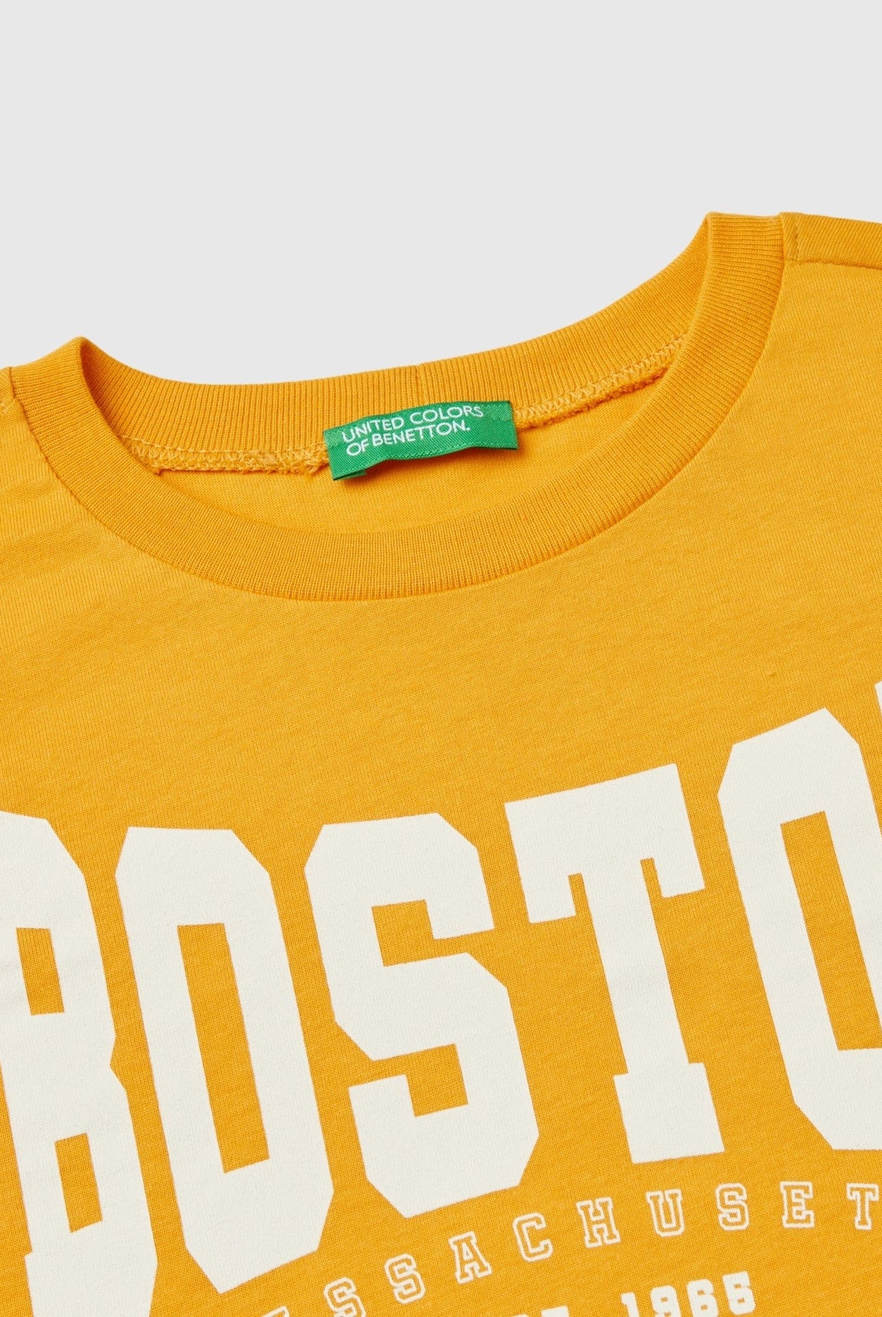 يونايتد كولورز اوف بينيتون تي شيرت اولادي بأكمام طويلة ورقبة دائرية أكمام طويلة وطباعة على الصدر