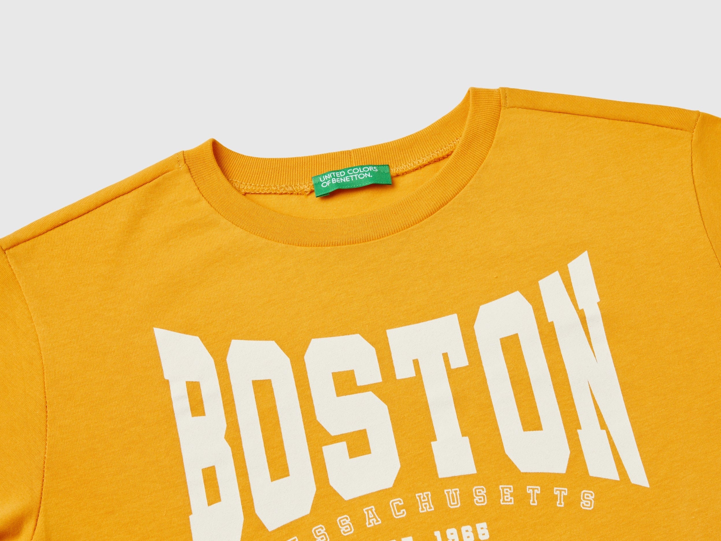 يونايتد كولورز اوف بينيتون تي شيرت اولادي بأكمام طويلة ورقبة دائرية أكمام طويلة وطباعة على الصدر