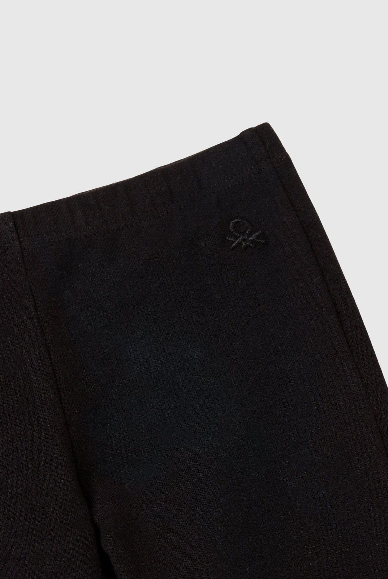 يونايتد كولورز اوف بينيتون بنطلون ليقنز بناتي طويل مرن ضيق من الاعلى مع شعار مطرز بنفس اللون