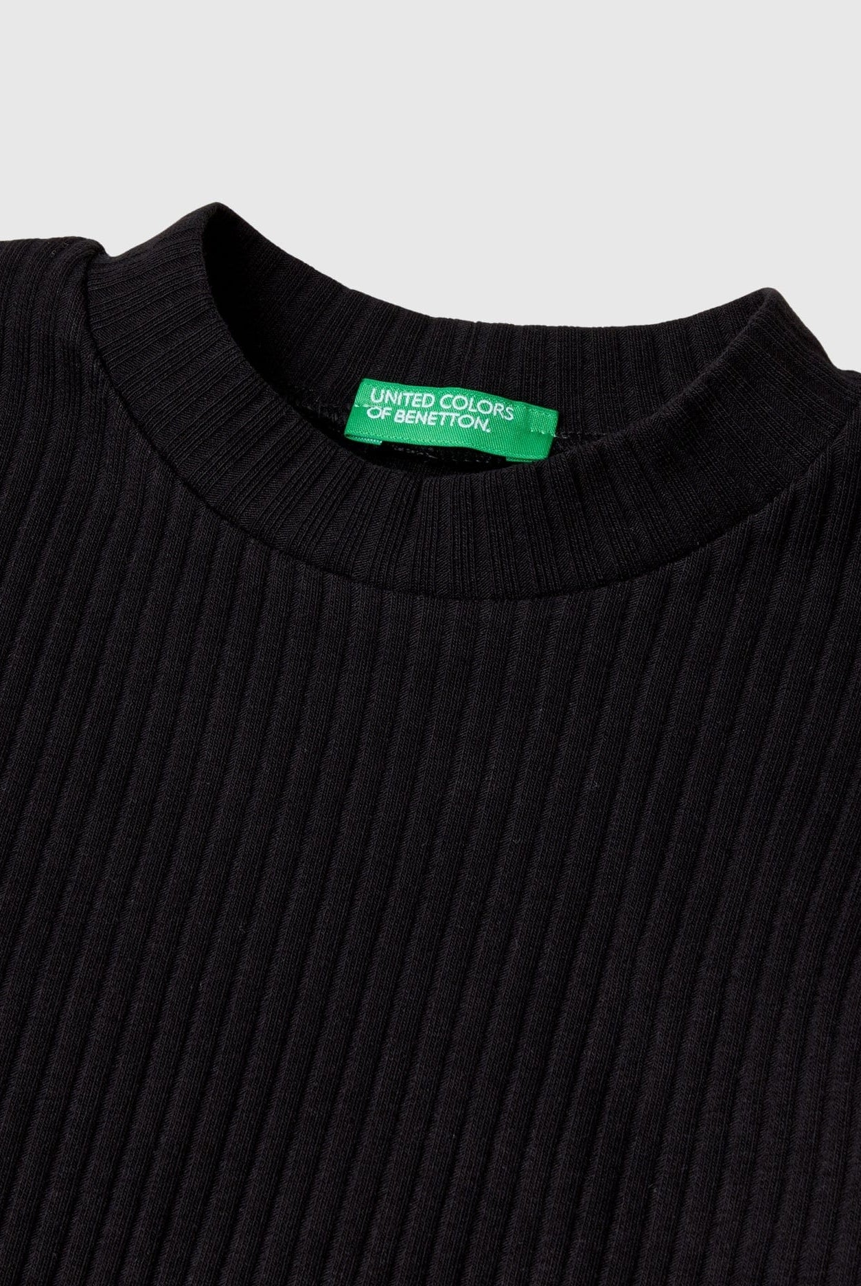 يونايتد كولورز اوف بينيتون تي شيرت بناتي بأكمام قصيرة ومضلعة وبياقة دائرية