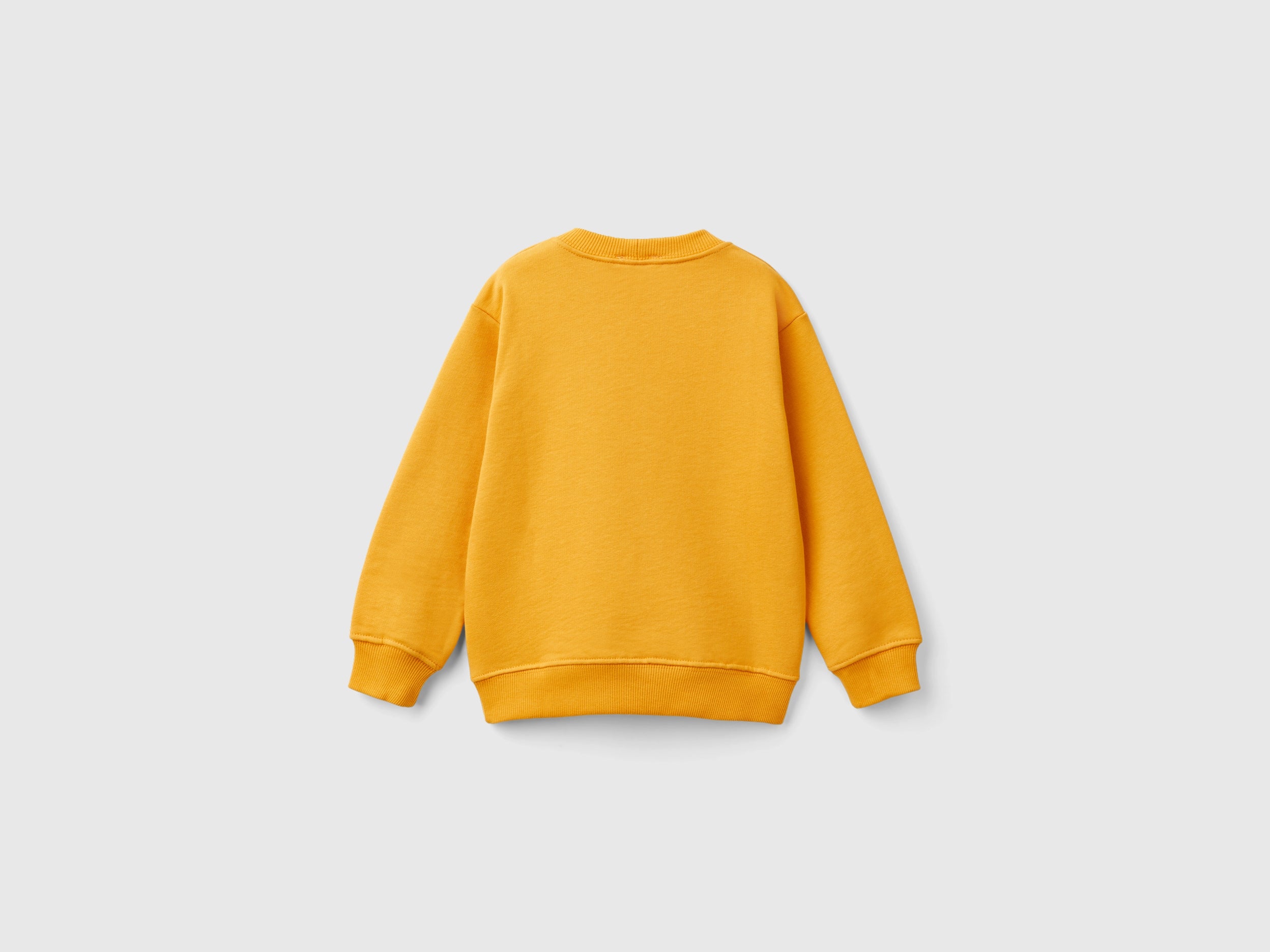 يونايتد كولورز اوف بينيتون سويت شيرت اولادي بياقة دائرية أكمام طويلة وطباعة أمامية