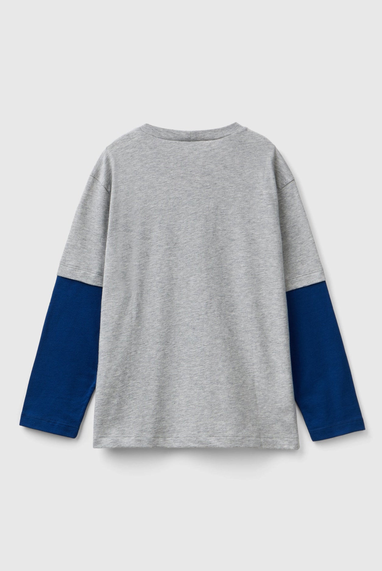 يونايتد كولورز اوف بينيتون تي شيرت اولادي بياقة دائرية كم طويل مع شعار على الصدر