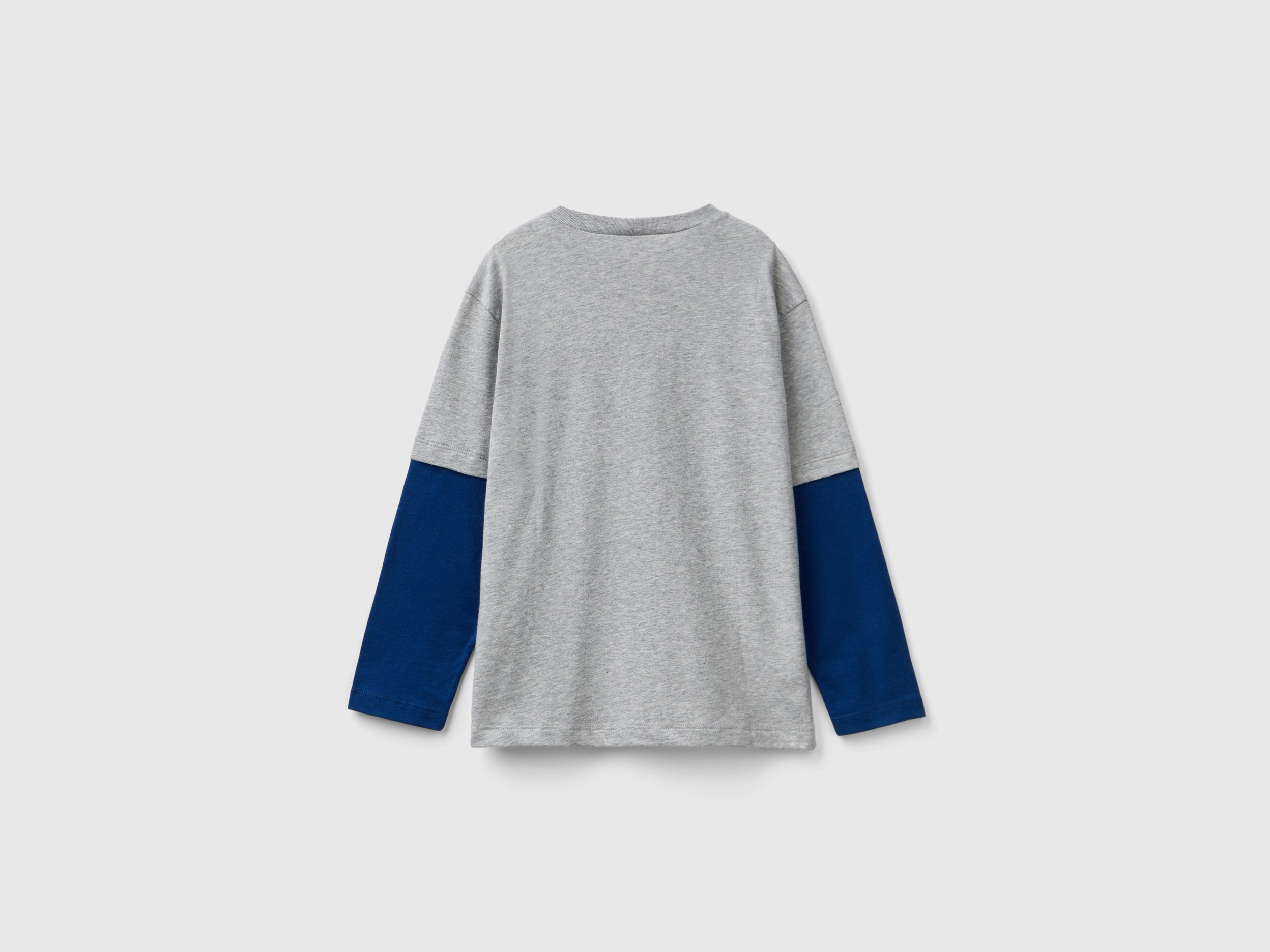 يونايتد كولورز اوف بينيتون تي شيرت اولادي بياقة دائرية كم طويل مع شعار على الصدر