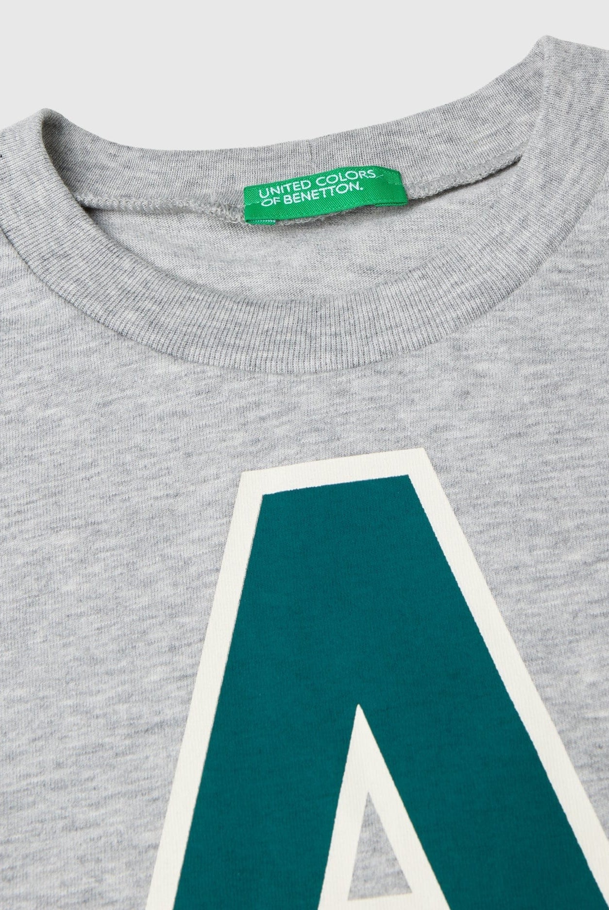 يونايتد كولورز اوف بينيتون تي شيرت اولادي بياقة دائرية كم طويل مع شعار على الصدر