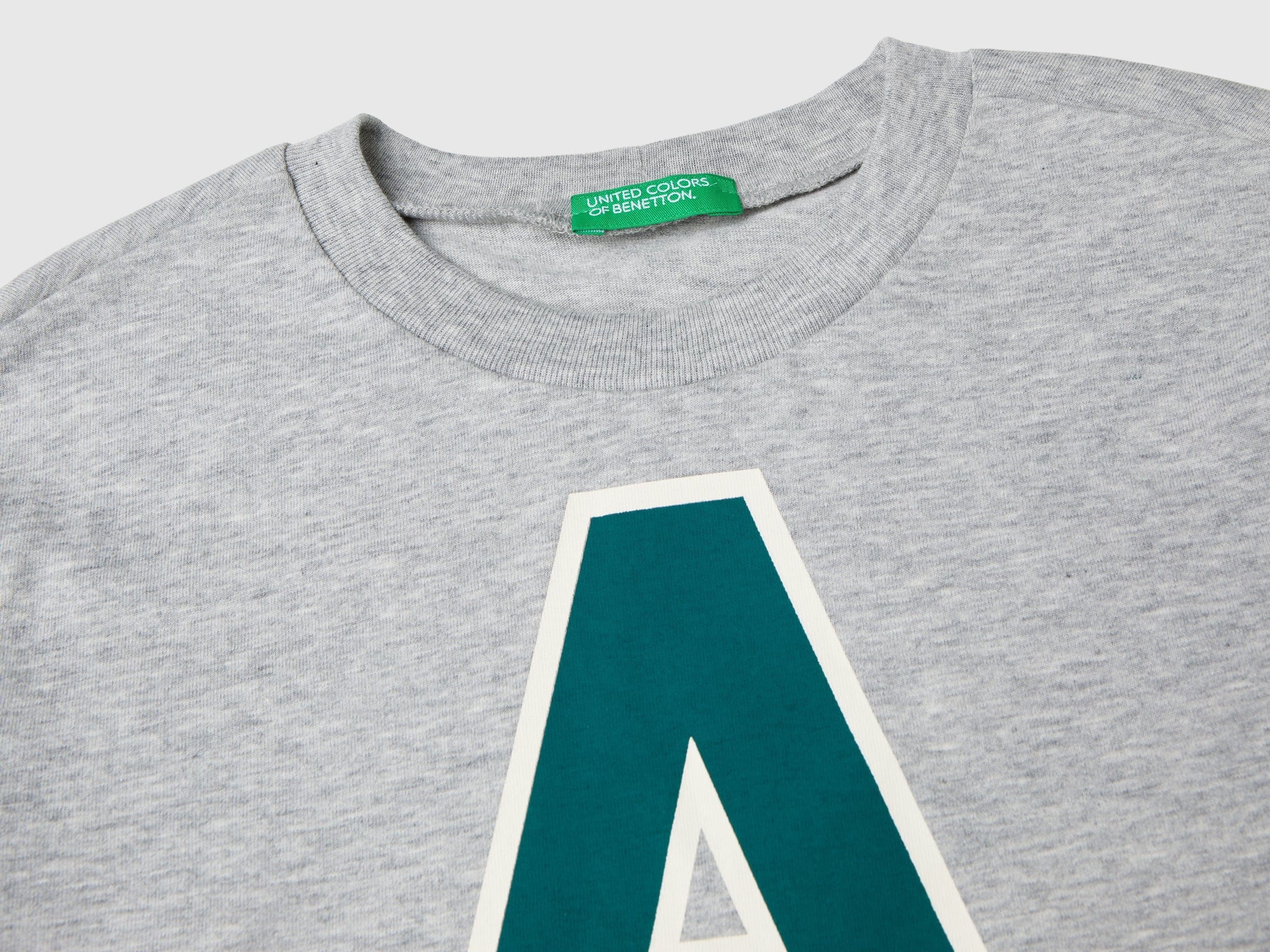 يونايتد كولورز اوف بينيتون تي شيرت اولادي بياقة دائرية كم طويل مع شعار على الصدر