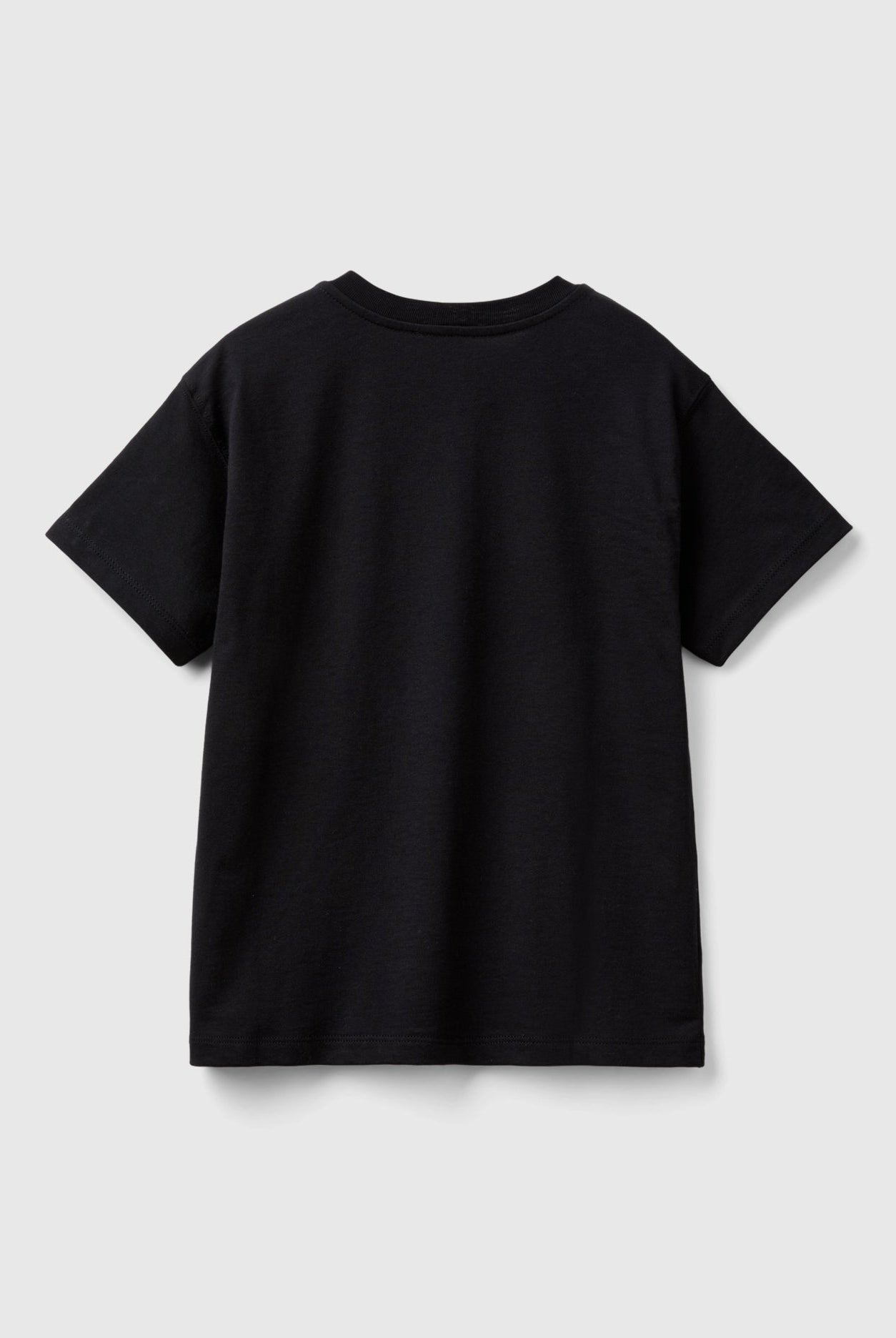 يونايتد كولورز اوف بينيتون تي شيرت اولادي قصير الأكمام مزين بشعار ملون على الصدر