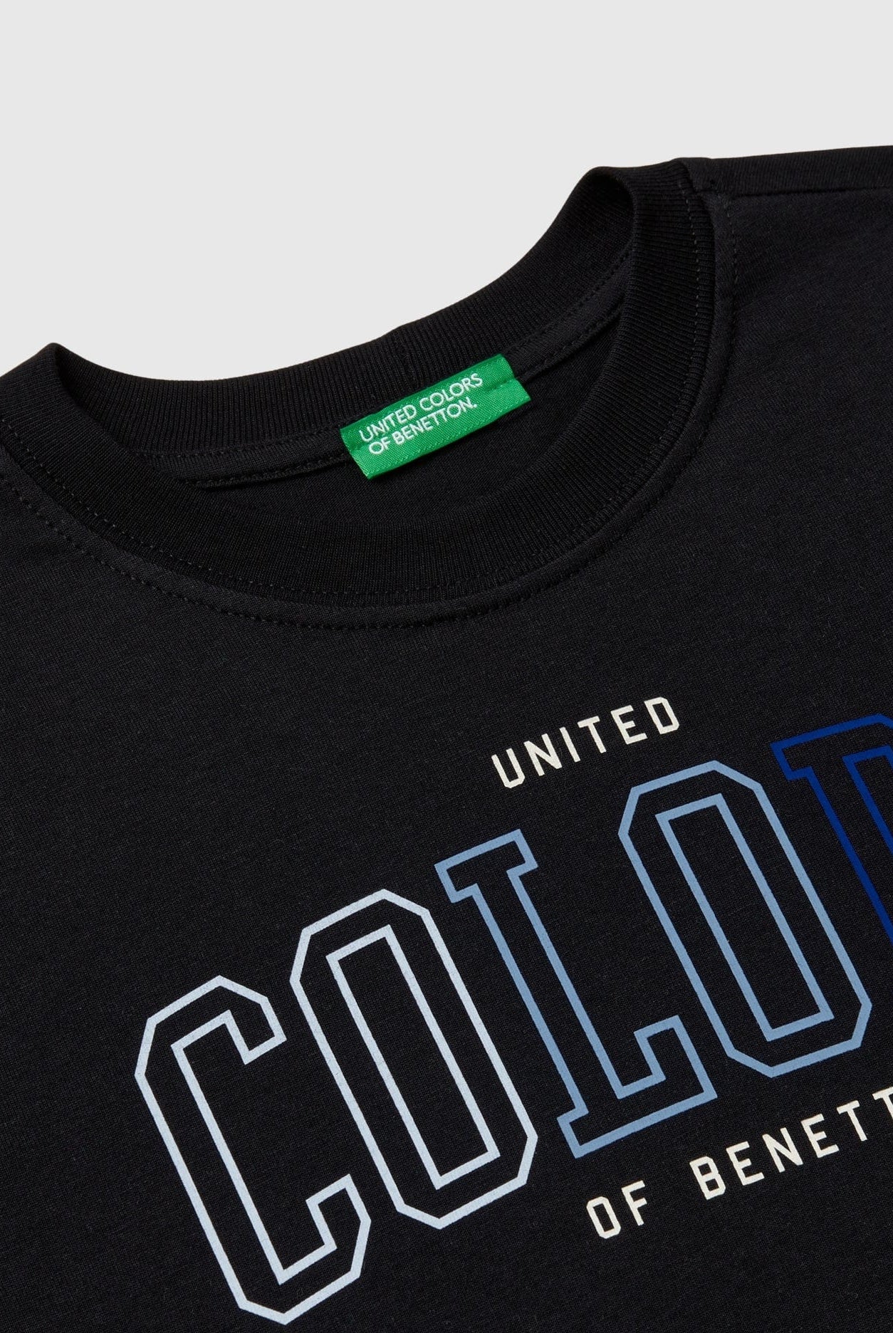 يونايتد كولورز اوف بينيتون تي شيرت اولادي قصير الأكمام مزين بشعار ملون على الصدر