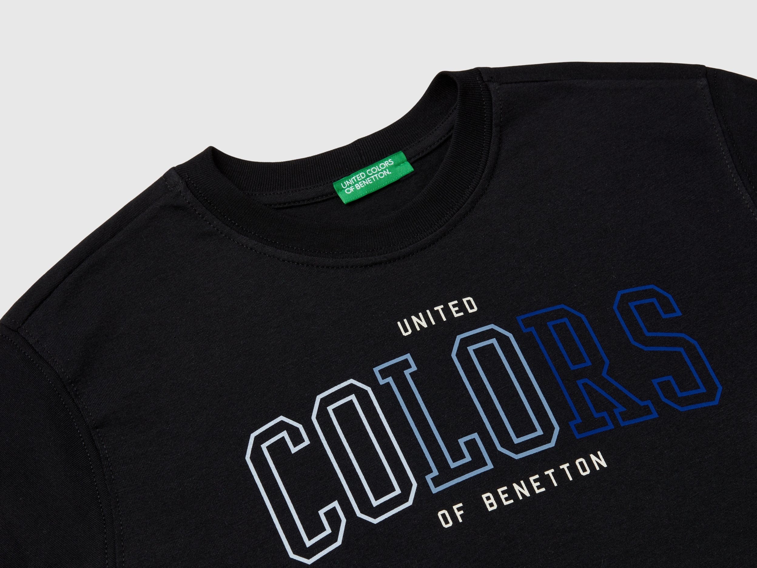 يونايتد كولورز اوف بينيتون تي شيرت اولادي قصير الأكمام مزين بشعار ملون على الصدر