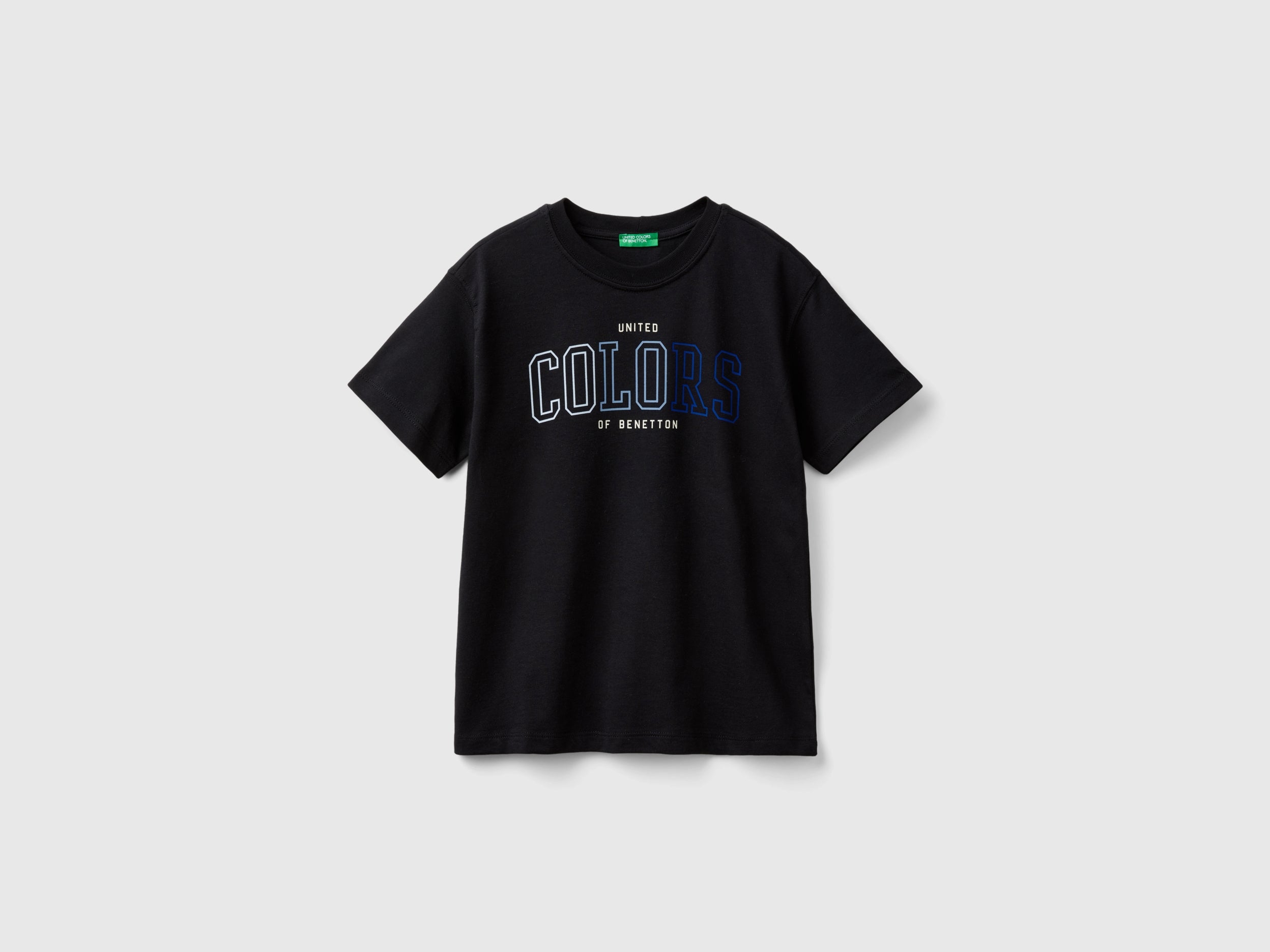 يونايتد كولورز اوف بينيتون تي شيرت اولادي قصير الأكمام مزين بشعار ملون على الصدر
